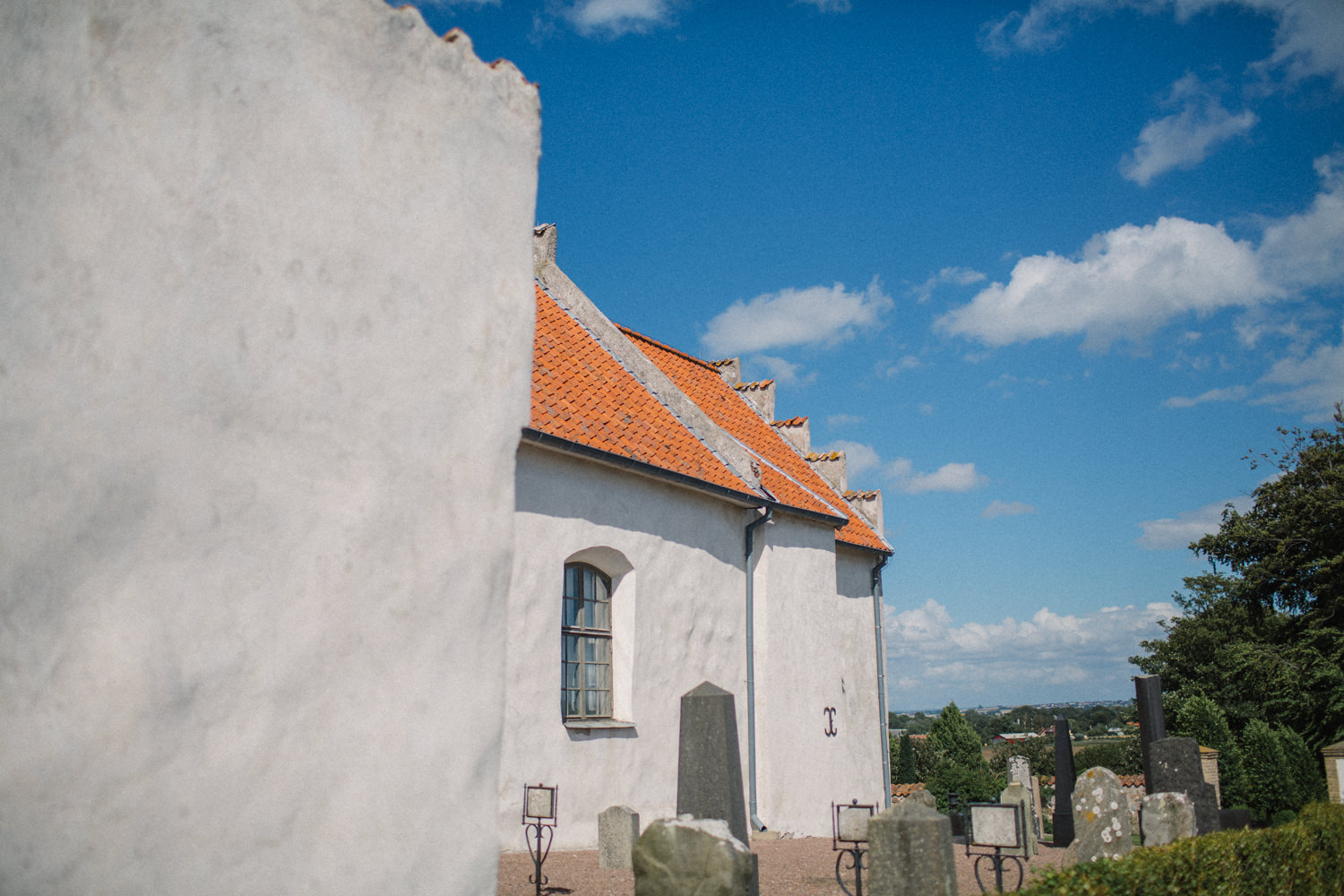 Svenskt-amerikanskt bröllop på Ven, Skåne. Platsen är Sankt Ibbs gamla kyrka, Skåne.