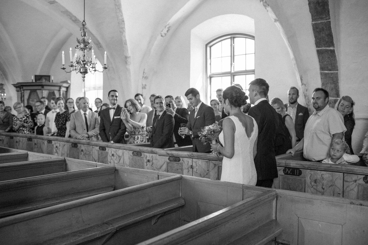 Internationellt svenskt-amerikanskt bröllop på Ven, kyrklig vigsel i Sankt Ibbs kyrka. Foto: Tove Lundquist.