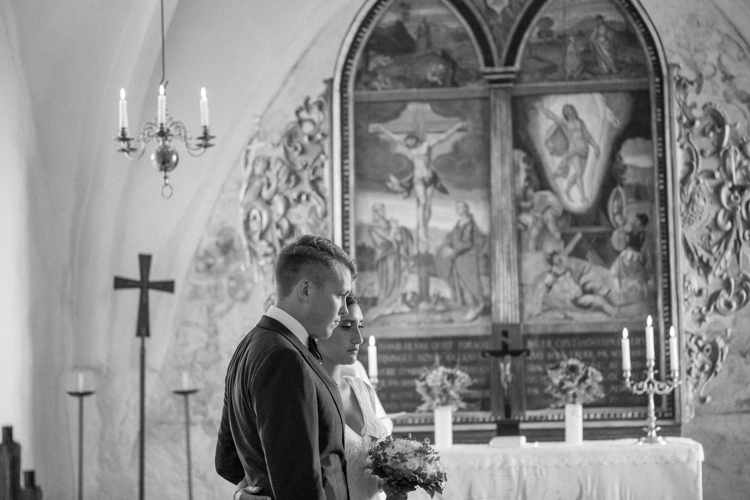 Internationellt svenskt-amerikanskt bröllop på Ven, kyrklig vigsel i Sankt Ibbs kyrka. Foto: Tove Lundquist.