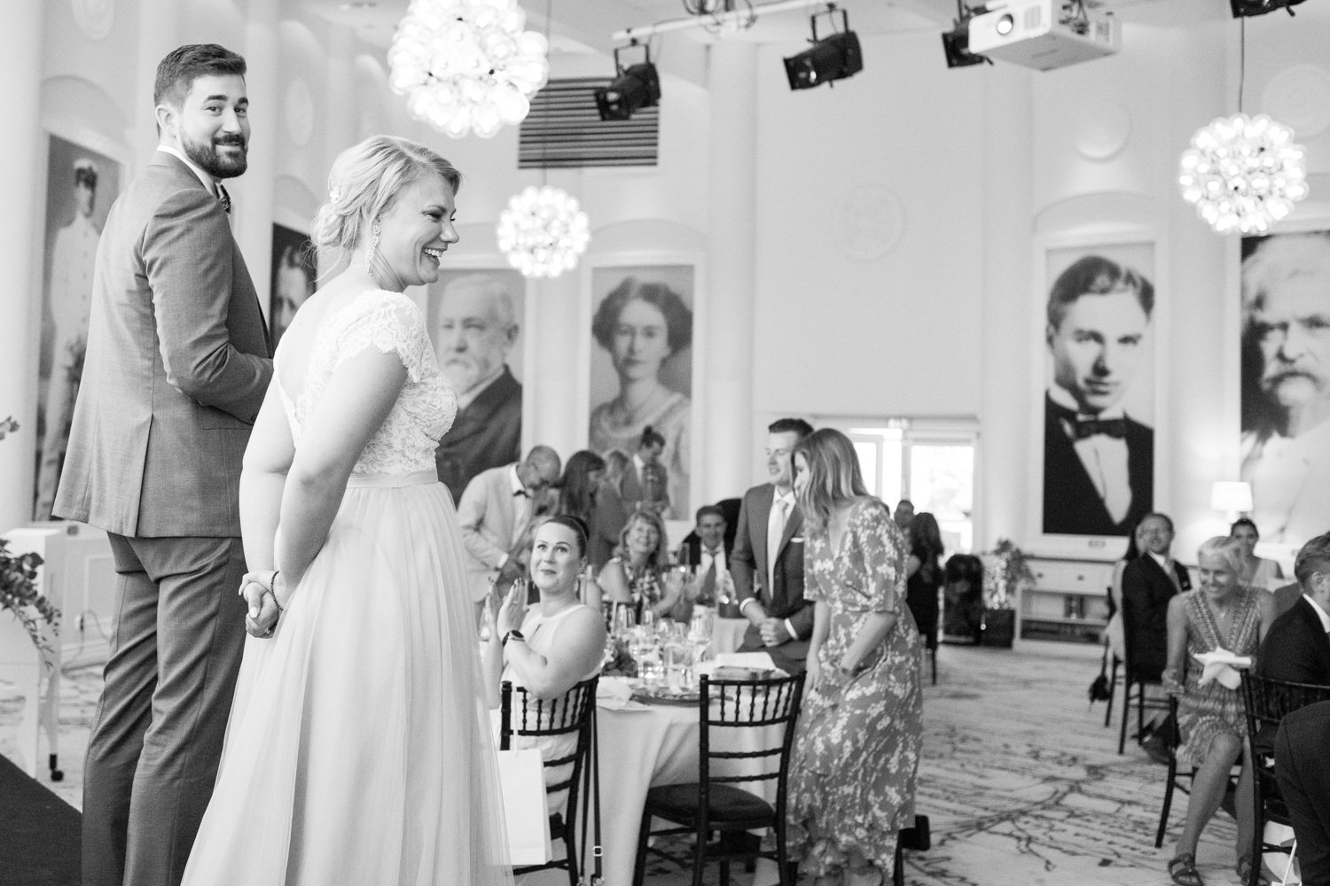 Fotograf Tove Lundquist tipsar om roliga bröllopslekar för festen! På bilden ser ni bröllopsleken "Hur väl känner brudparet sina gäster?" under ett strandbröllop på Ystad Saltsjöbad i Skåne. 