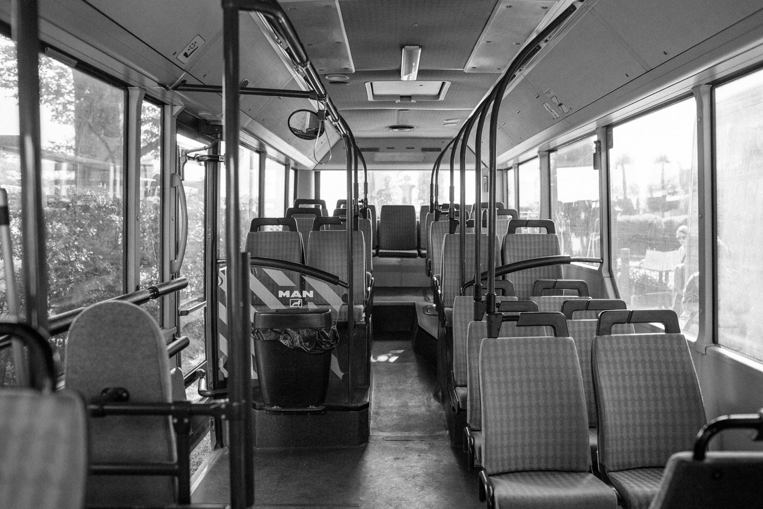 Hyrd buss under bröllop på Ven. Foto: Tove Lundquist, bröllopsfotograf i Skåne