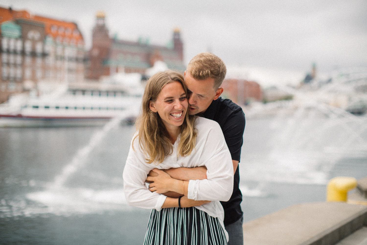 Provfotografering inför bröllop nere vid Dockan i Malmö tillsammans med bröllopsfotograf Tove Lundquist, Skåne. Plats är Västra Hamnen.