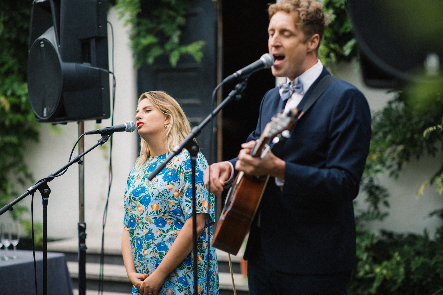 Musikgruppen Summer Kid spelade sin sång "All That I Know (Genius Love)" under ett utomhusbröllop på Örum 119. Foto: Tove Lundquist.