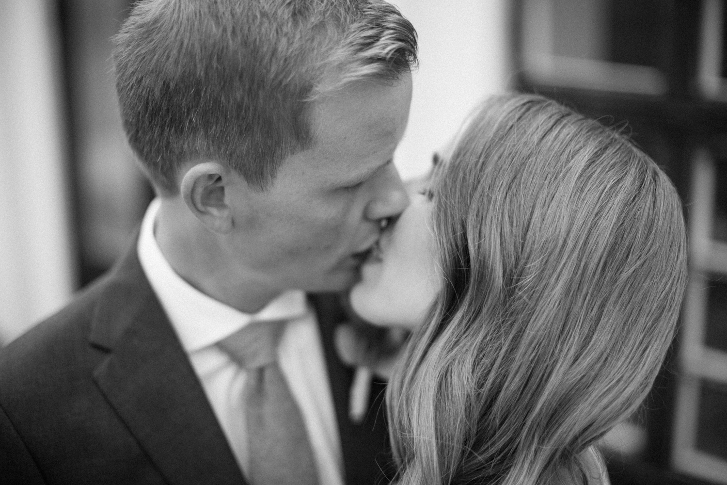Ett brudpars "nästan kyss" under ett bröllop på Örum 119 i vackra Skåne. Foto: Tove Lundquist. 