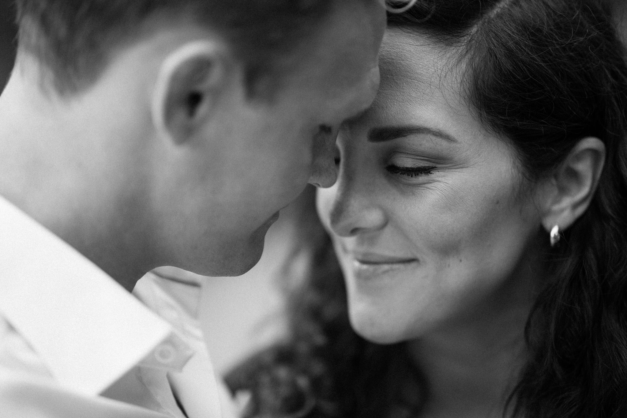 Ashley och Christoffer Ljungbäck gravidporträtt på Norrvikens Trädgårdar, Båstad. Foto: Tove Lundquist.