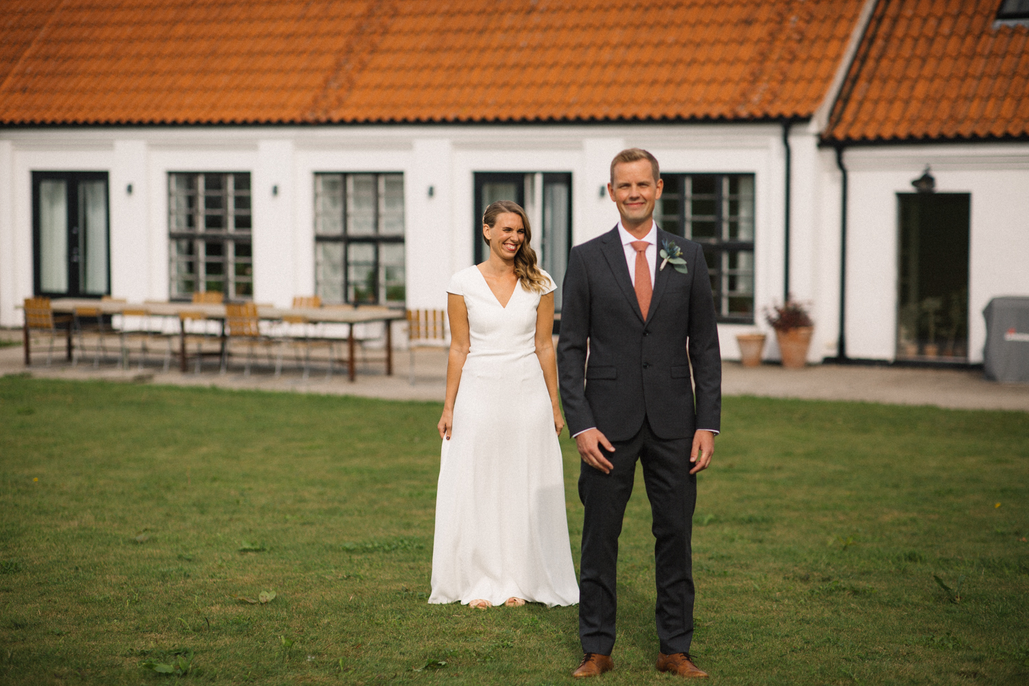 First Look under ett utomhusbröllop på Örum 119 som ligger på södra Österlen. Brudparet valde att ha den i trädgården utanför Norrgavelhuset. Foto: Tove Lundquist.