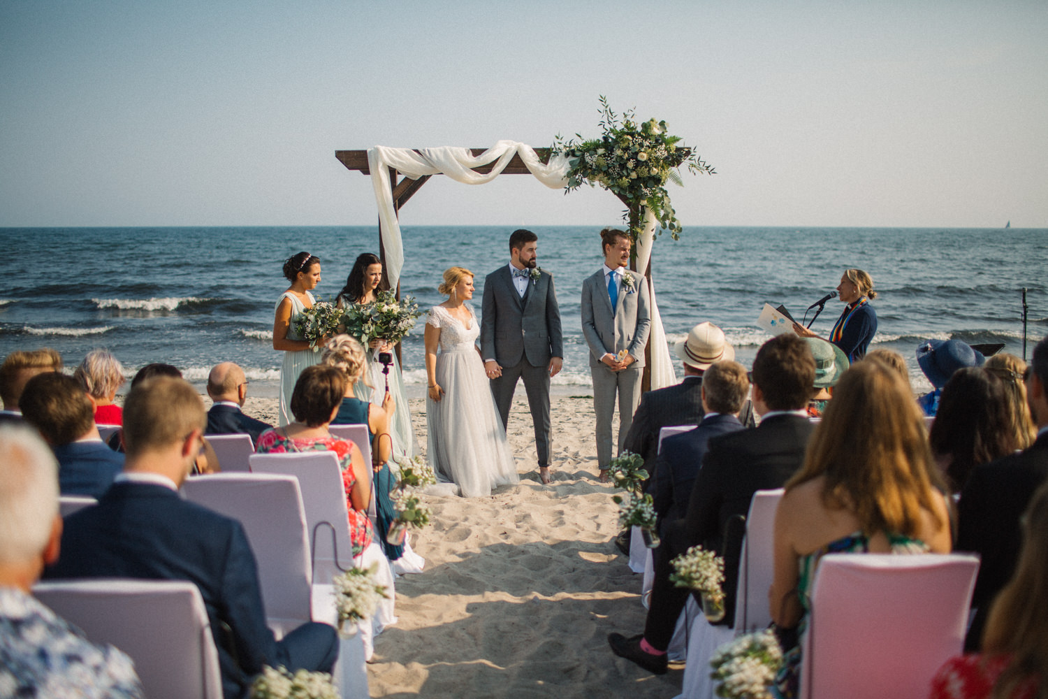 Strandbröllop på Ystad Saltsjöbad som är en bröllopslokal i södra Skåne. Foto: Tove Lundquist.