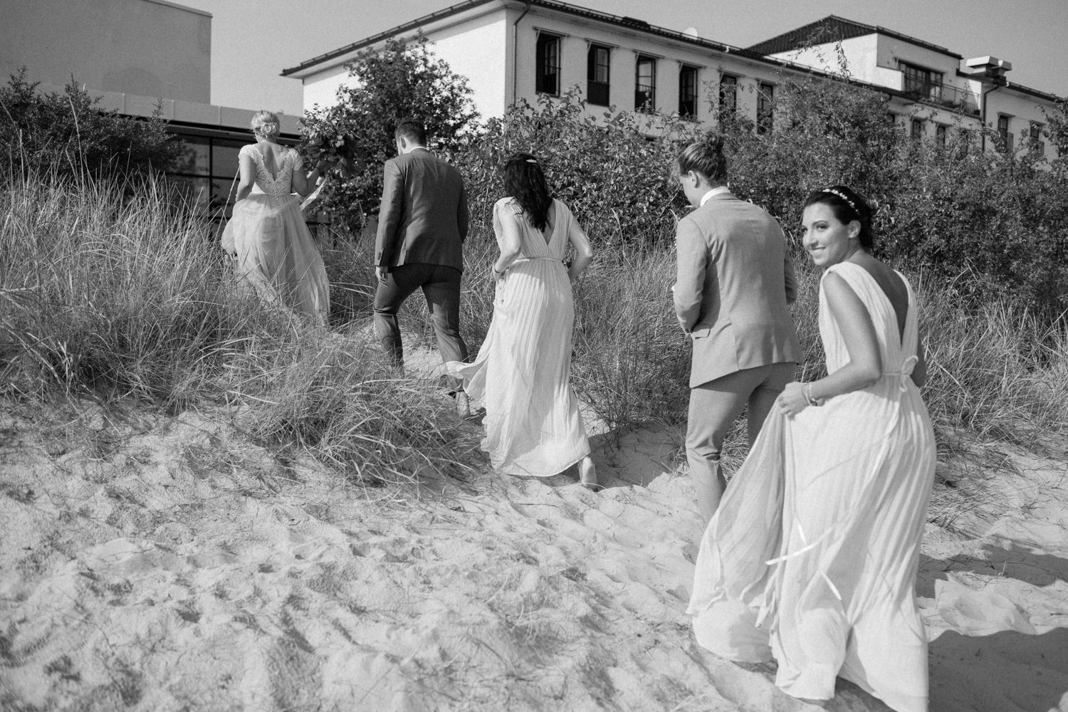 Utomhusbröllop på stranden på Ystad Saltsjöbad i Skåne, brudparet var barfota. Brudklänning från bohemiska Abby Waits. Foto: Tove Lundquist.