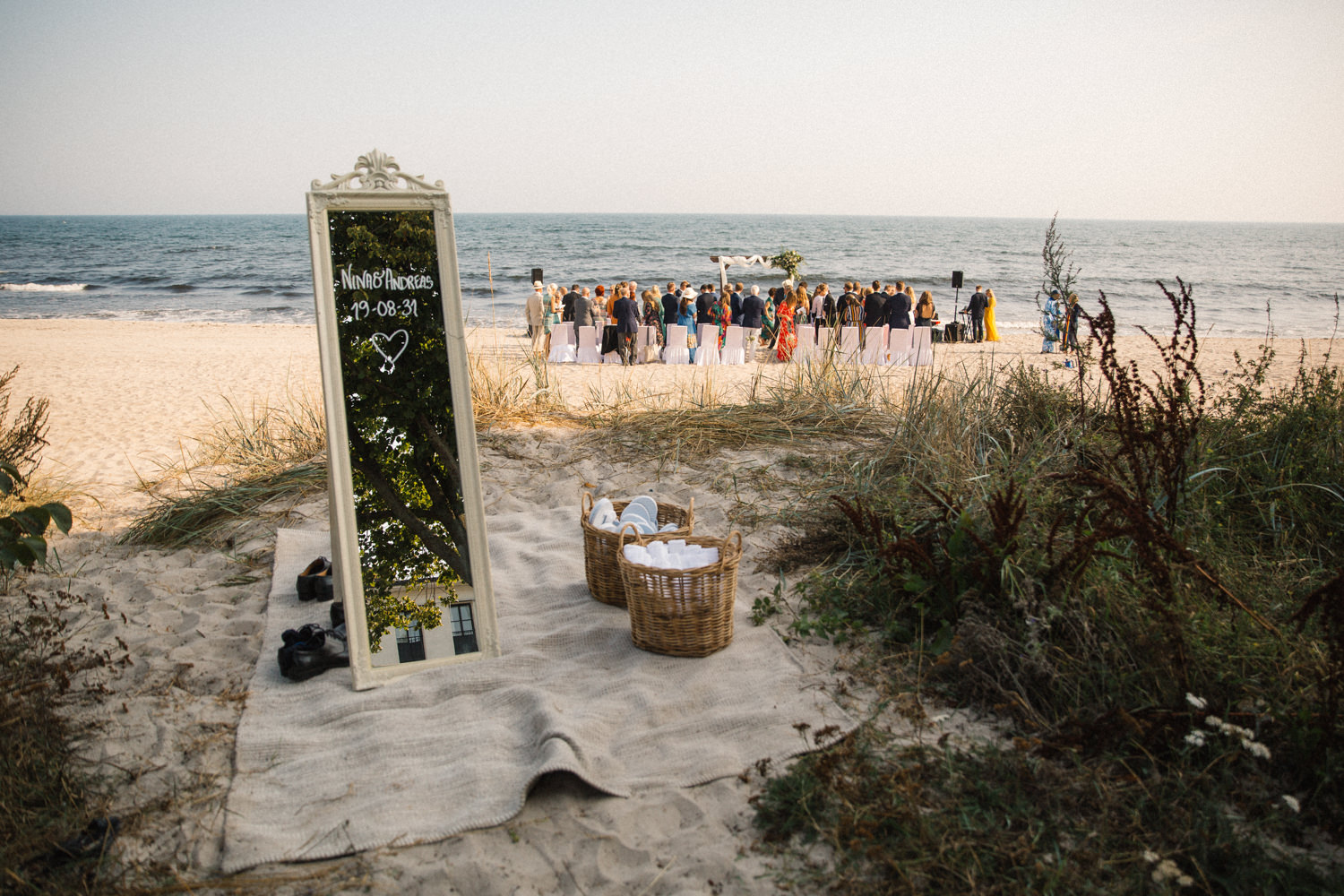 Utomhusbröllop på stranden på Ystad Saltsjöbad i Skåne. Foto: Tove Lundquist.