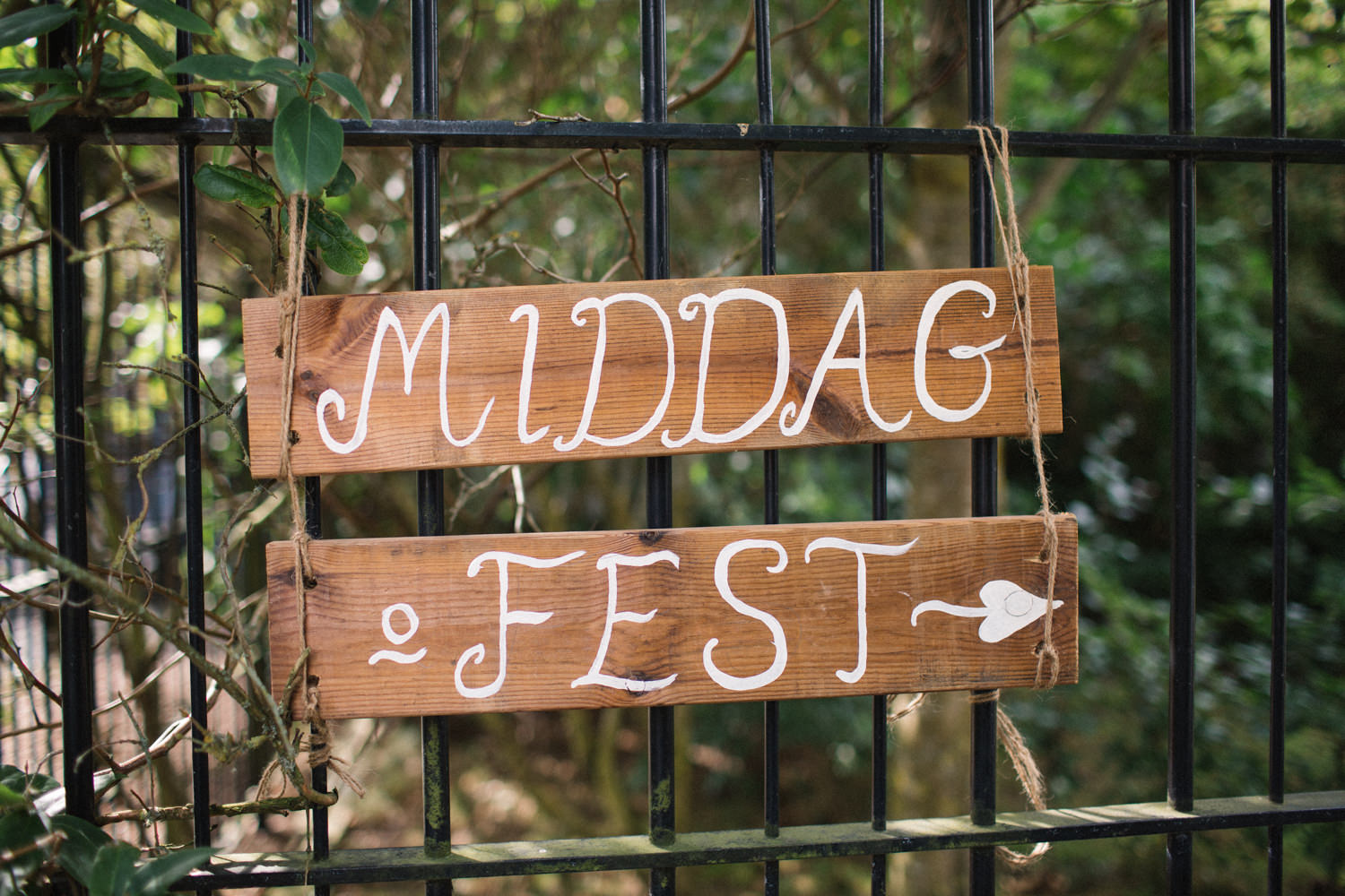 Hemmagjord DIY skylt med texten "Middag" och "Fest", bröllop på Örum 119 i Skåne. Foto: Tove Lundquist.