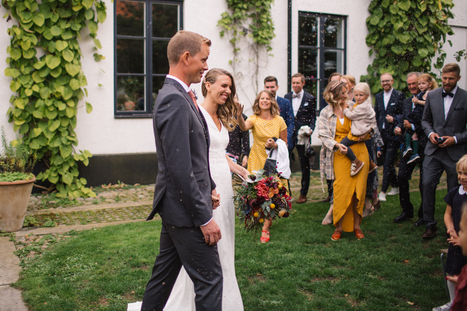 Mingel efter ett utomhusbröllop på Örum 119 i Skåne, ute på vackra Österlen. Foto: Tove Lundquist.