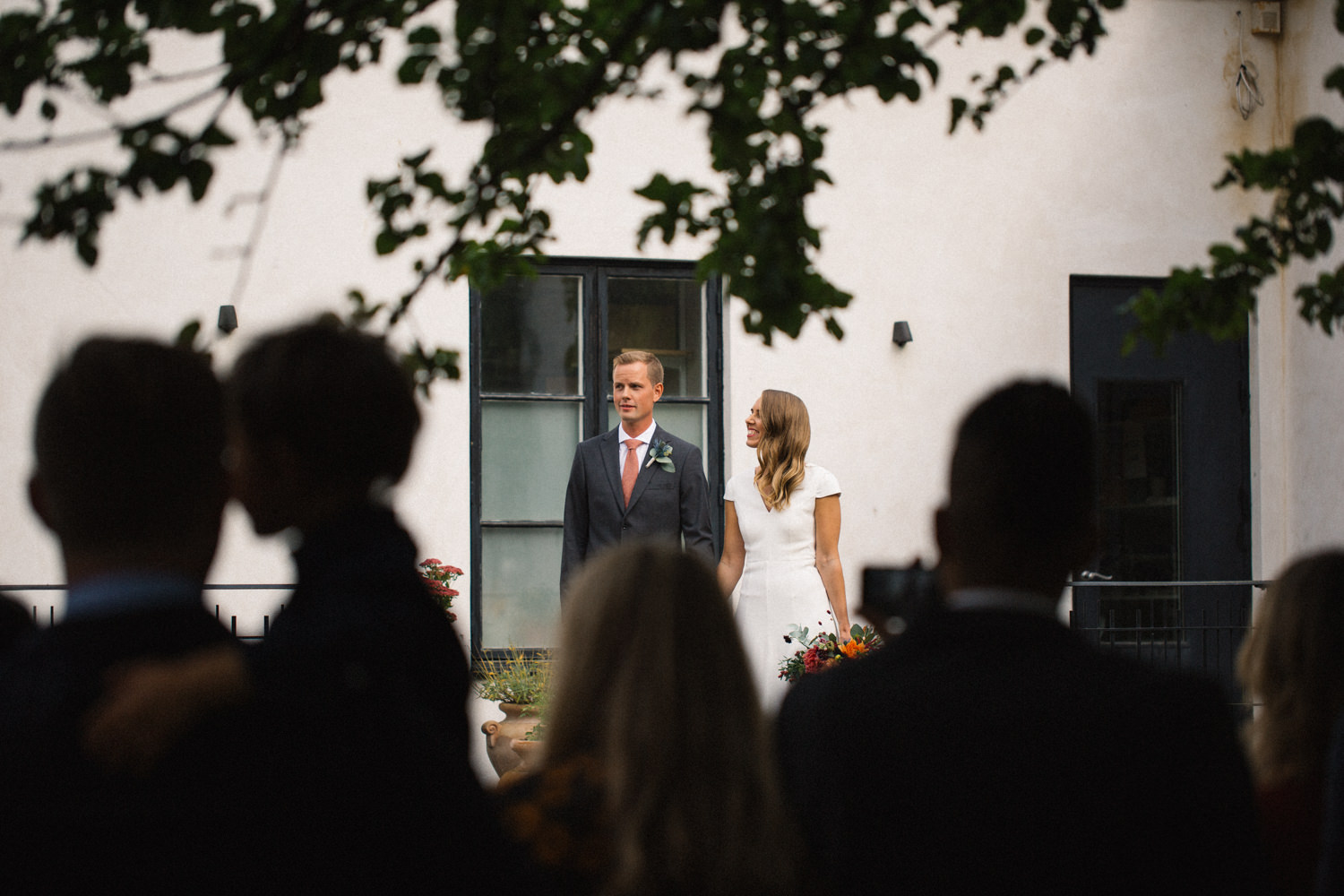 Utomhusbröllop på Örum 119 i södra Skåne, fotografier från själva vigseln. Brudklänning från Ivy & Oak, brudgummens kläder kommer från Tiger of Sweden. Foto: Tove Lundquist.