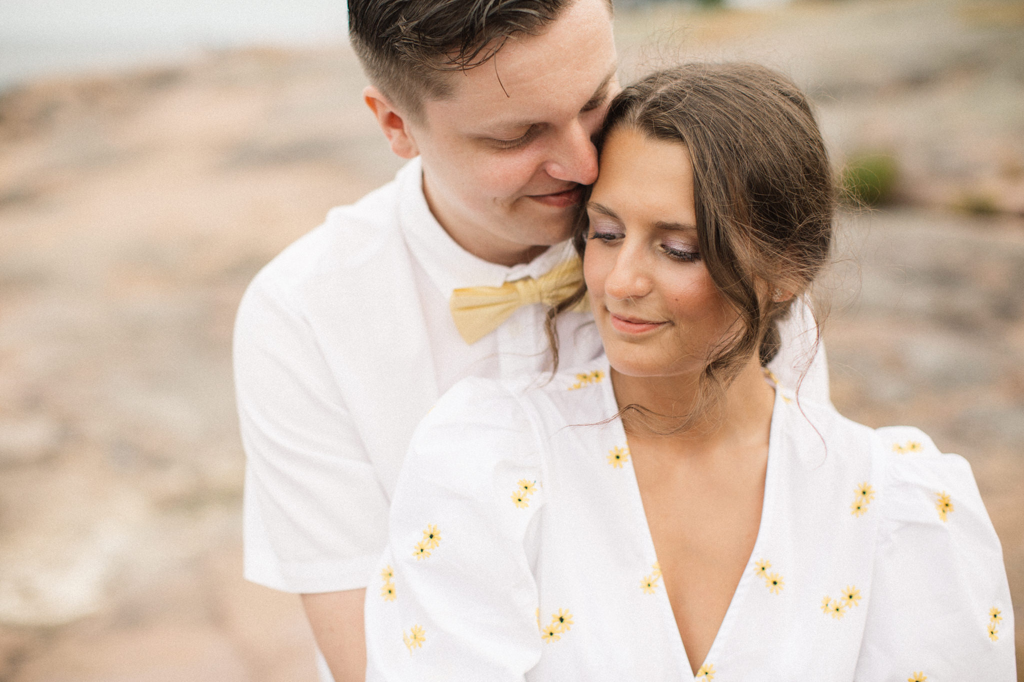 Parfotografering inför bröllop, en så kallad Engagement session, på idylliska Gunnarsö, Oskarshamn som ligger i Småland. Fotograf är Tove Lundquist, verksam bröllopsfotograf i Oskarshamn och Småland.