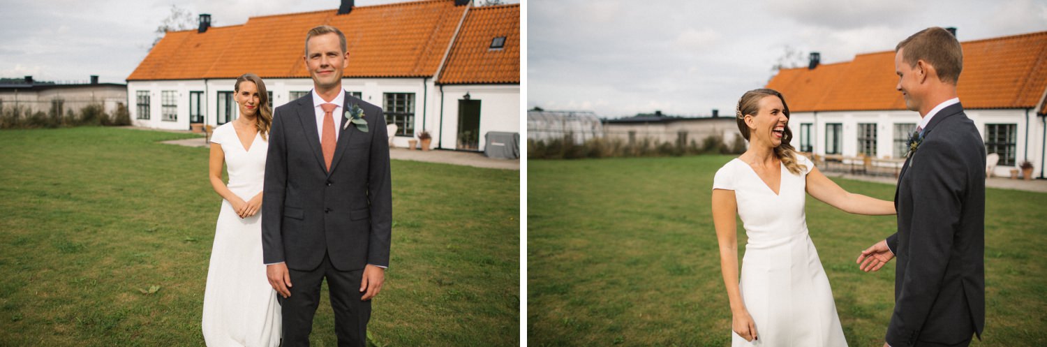 First Look under ett utomhusbröllop på lummiga bröllopslokalen Örum 119 som ligger utanför Löderup i Skåne. Brudparet kommer från Hedemora, bor numera i Malmö. Kärlek, skratt och glädje! Foto: Tove Lundquist, bröllopsfotograf i Skåne.