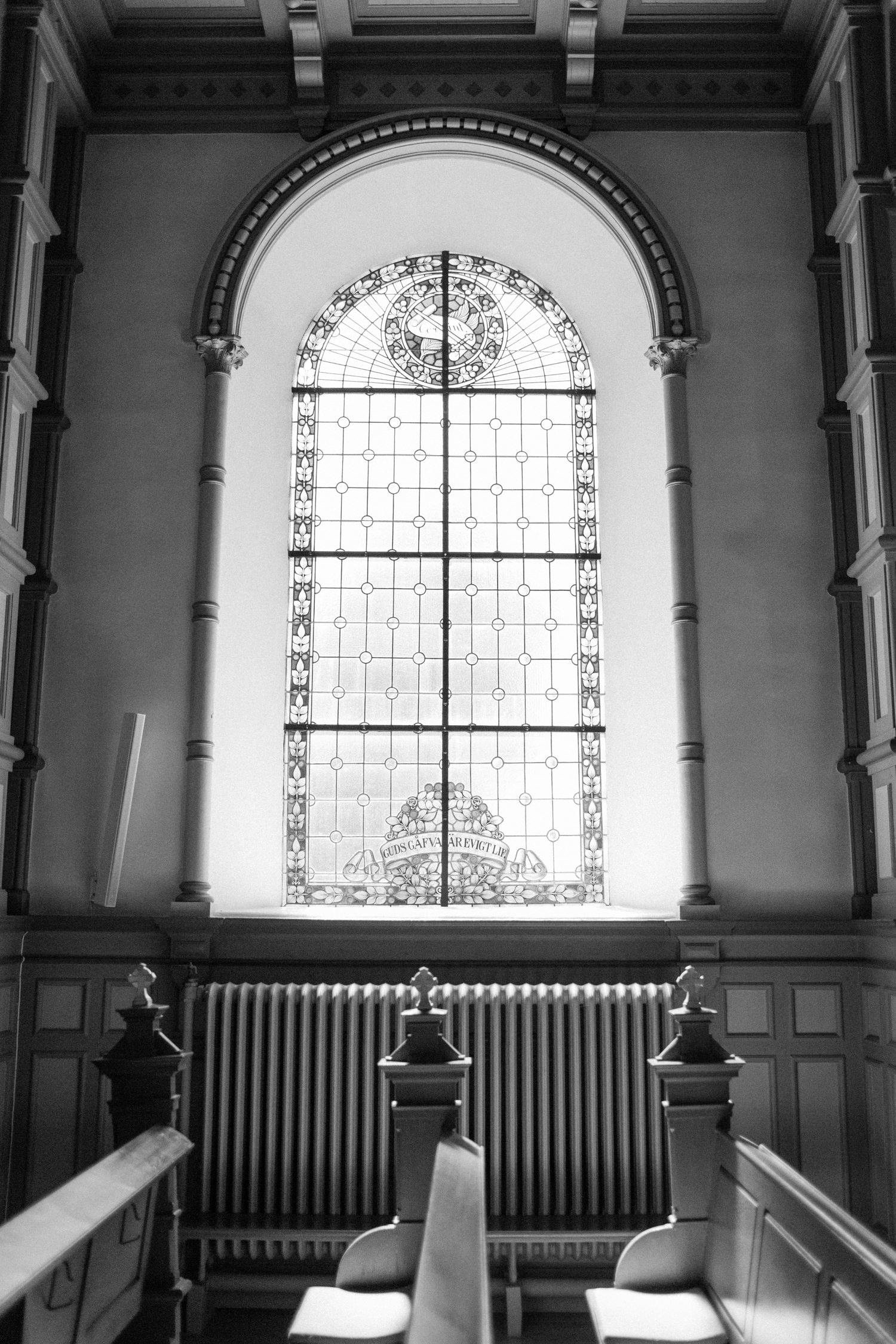 Vigsel i Sankta Maria kyrka, Borrby, med fantastiska fönster. Brudparet valde att ha ett mikrobröllop, en överraskning för bröllopsgästerna. Fotograf: Tove Lundquist.