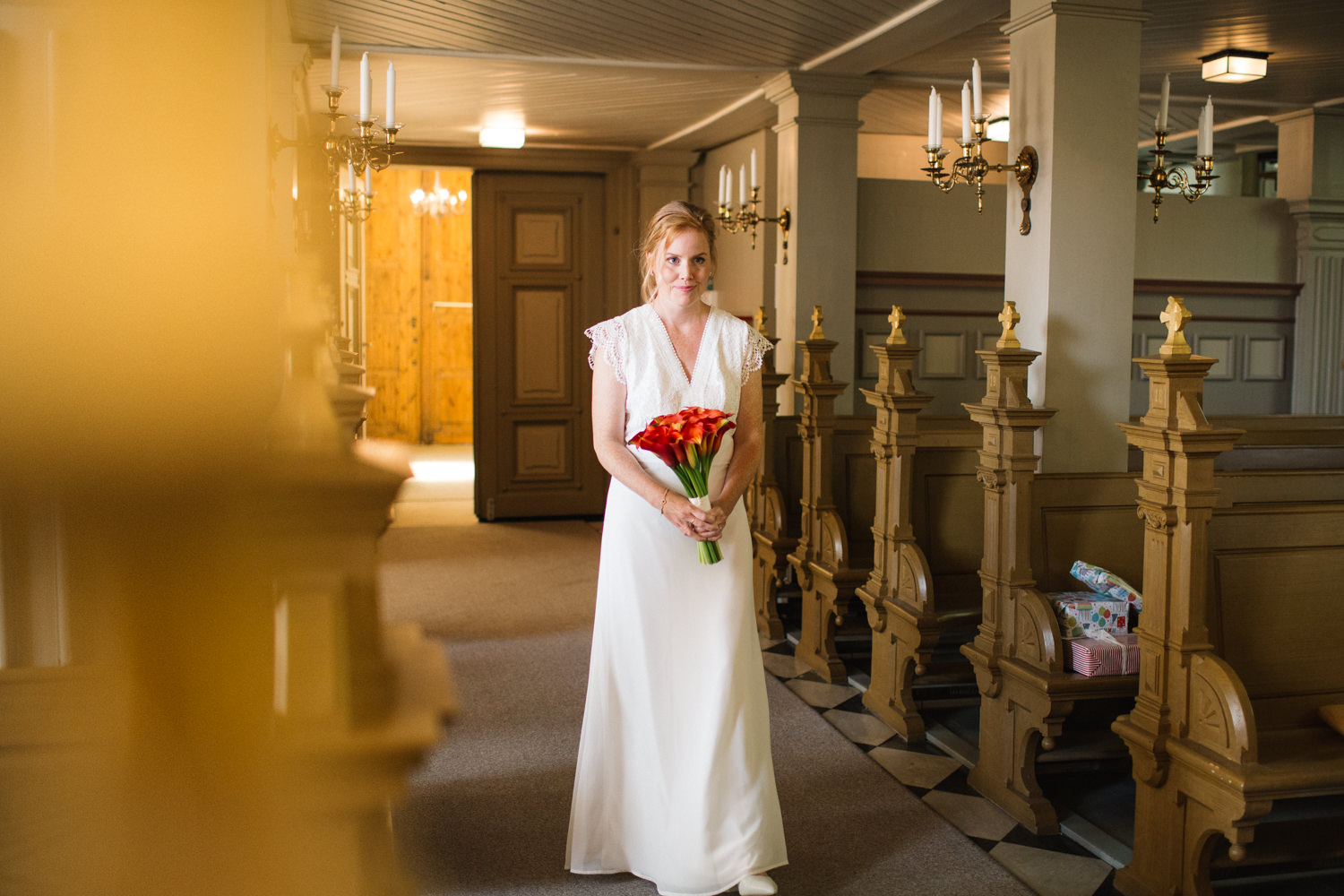 Vigsel i Sankta Maria kyrka, Borrby, brud går in till brudgum. Fotograf: Tove Lundquist.