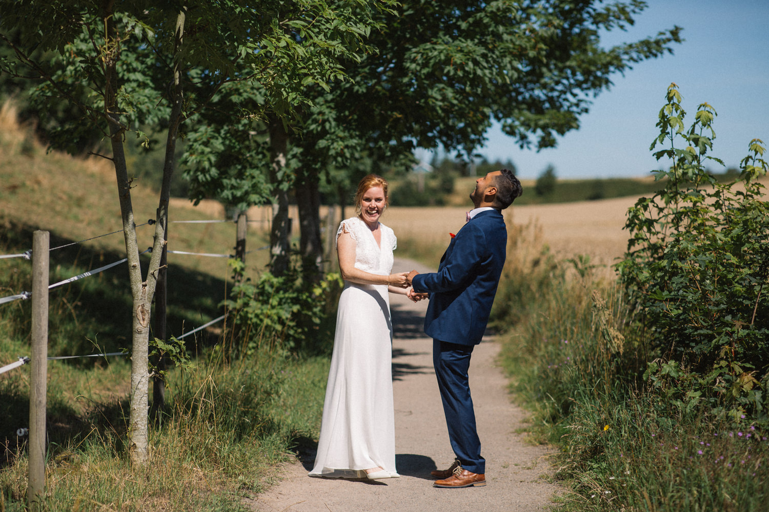 Soliga och kärleksfulla bröllopsporträtt på brudpar under ett mikrobröllop på Örums Nygård, Österlen. Fotograf: Tove Lundquist som är bröllopsfotograf i Skåne.