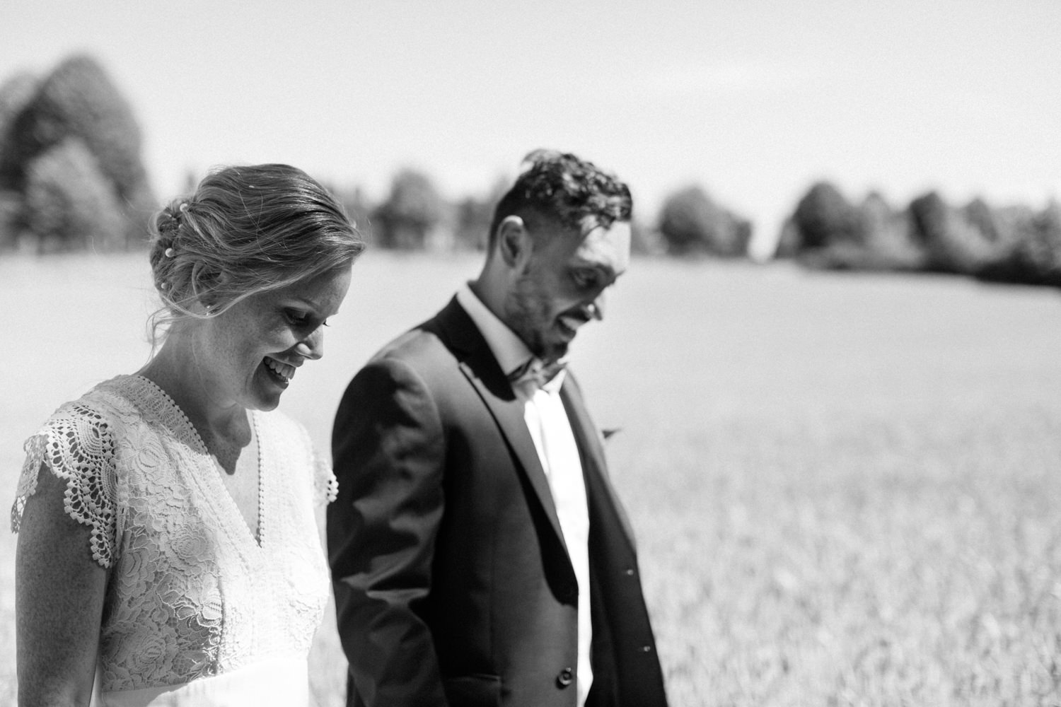 Soliga och kärleksfulla bröllopsporträtt på brudpar under ett mikrobröllop på Örums Nygård, Österlen. Fotograf: Tove Lundquist som är bröllopsfotograf i Skåne.