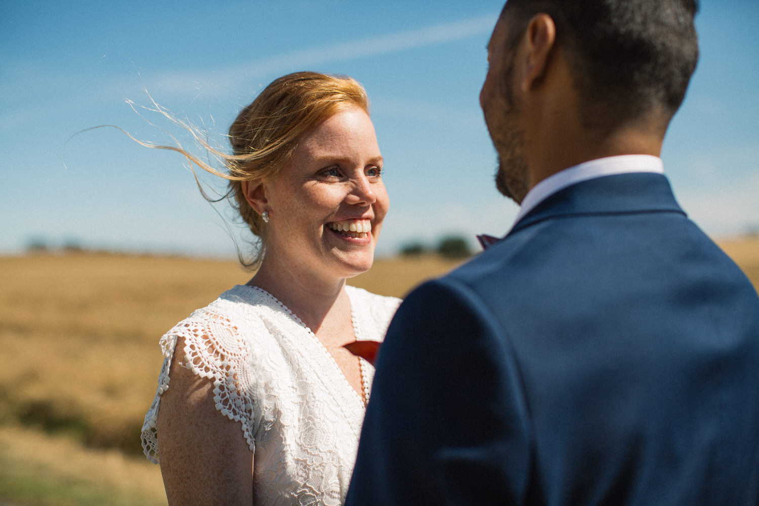 Soliga och kärleksfulla bröllopsporträtt på brud under ett mikrobröllop på Örums Nygård, Österlen. Fotograf: Tove Lundquist som är bröllopsfotograf i Skåne.