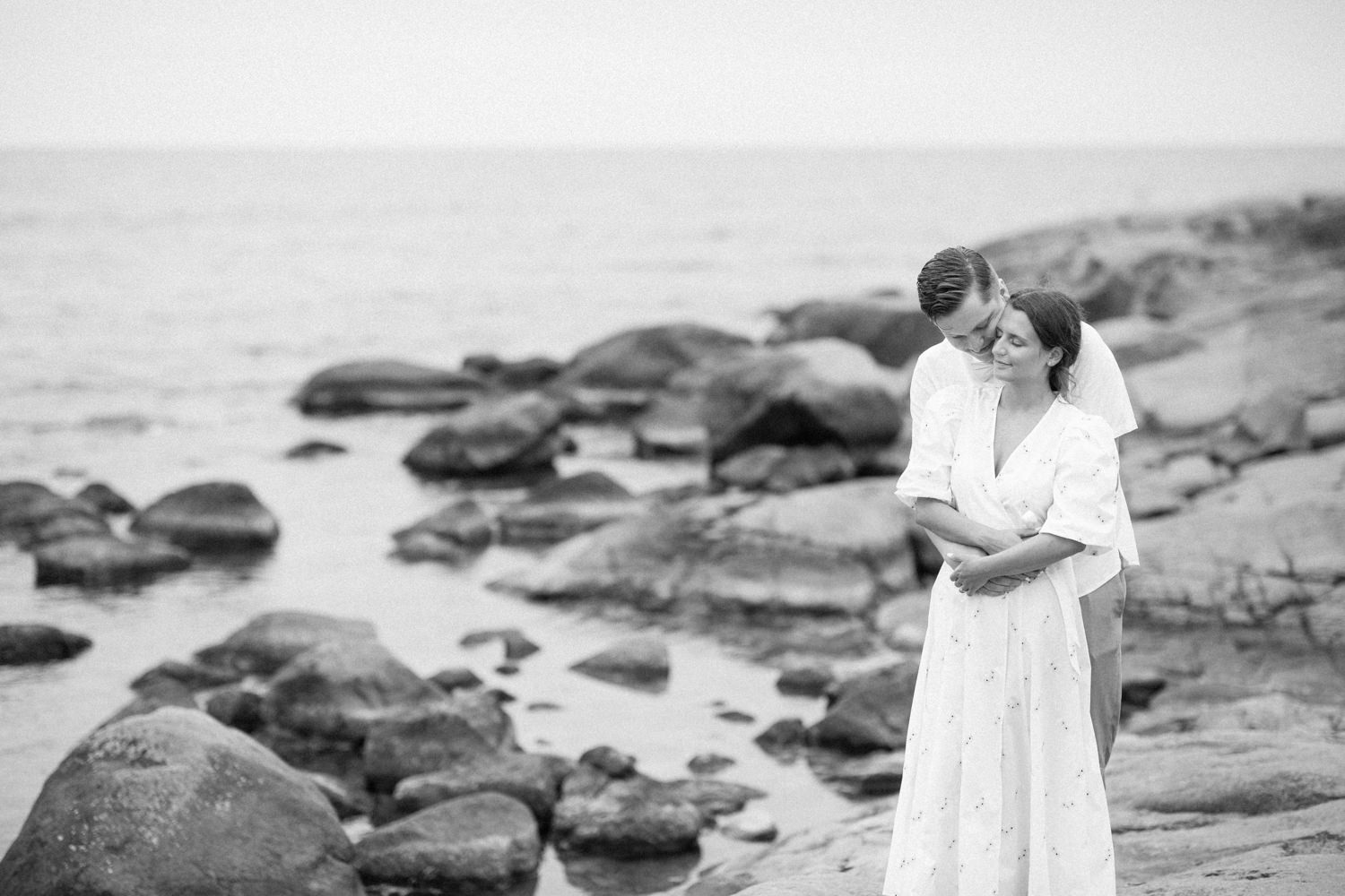 Parfotografering inför bröllop, en så kallad Engagement session, i idyllisk småländsk skärgård. Foto: Tove Lundquist, verksam bröllopsfotograf Malmö. 