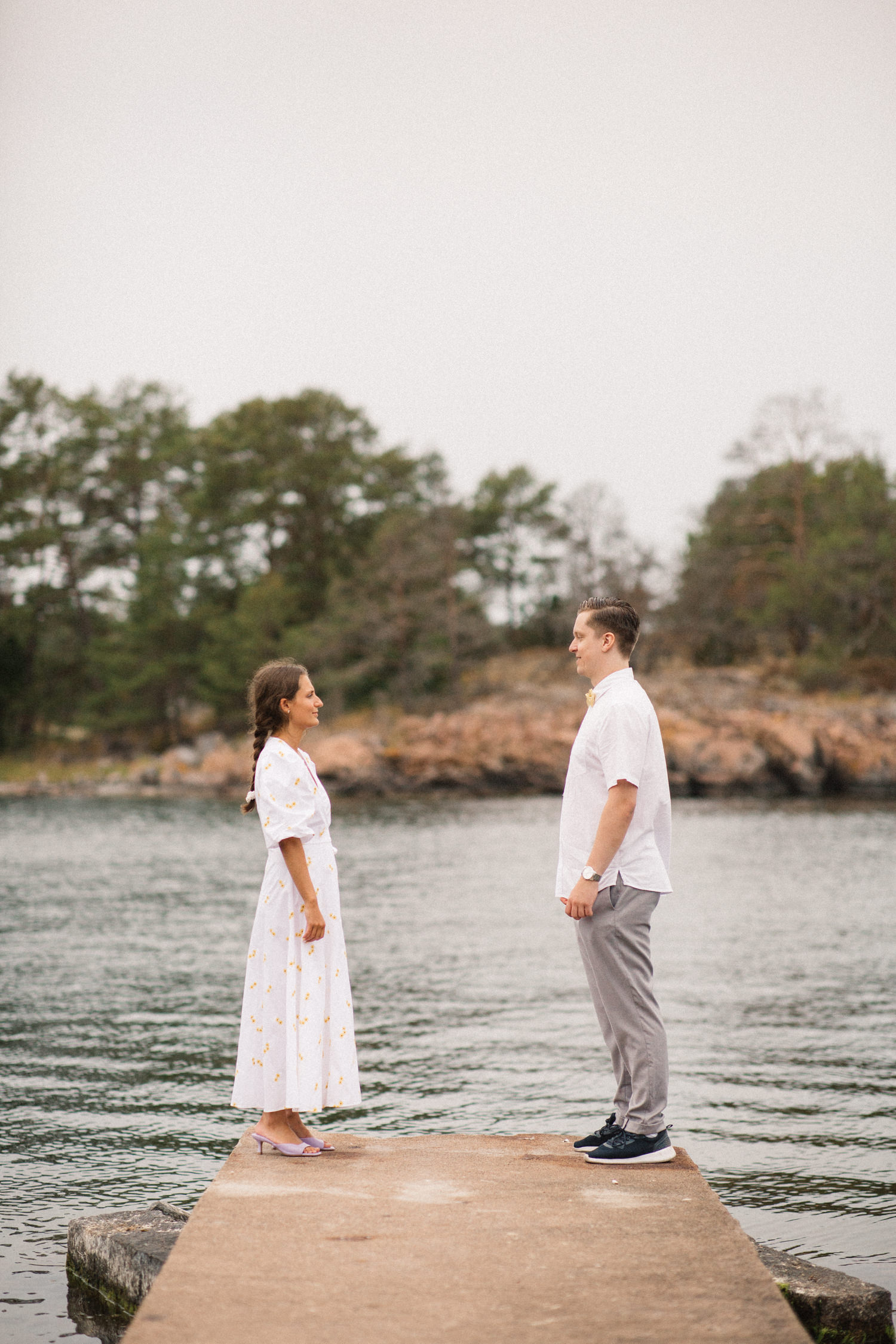 Parfotografering inför bröllop, en så kallad Engagement session, på idylliska Gunnarsö, Oskarshamn som ligger i Småland. Fotograf är Tove Lundquist, verksam bröllopsfotograf i Oskarshamn och Småland.