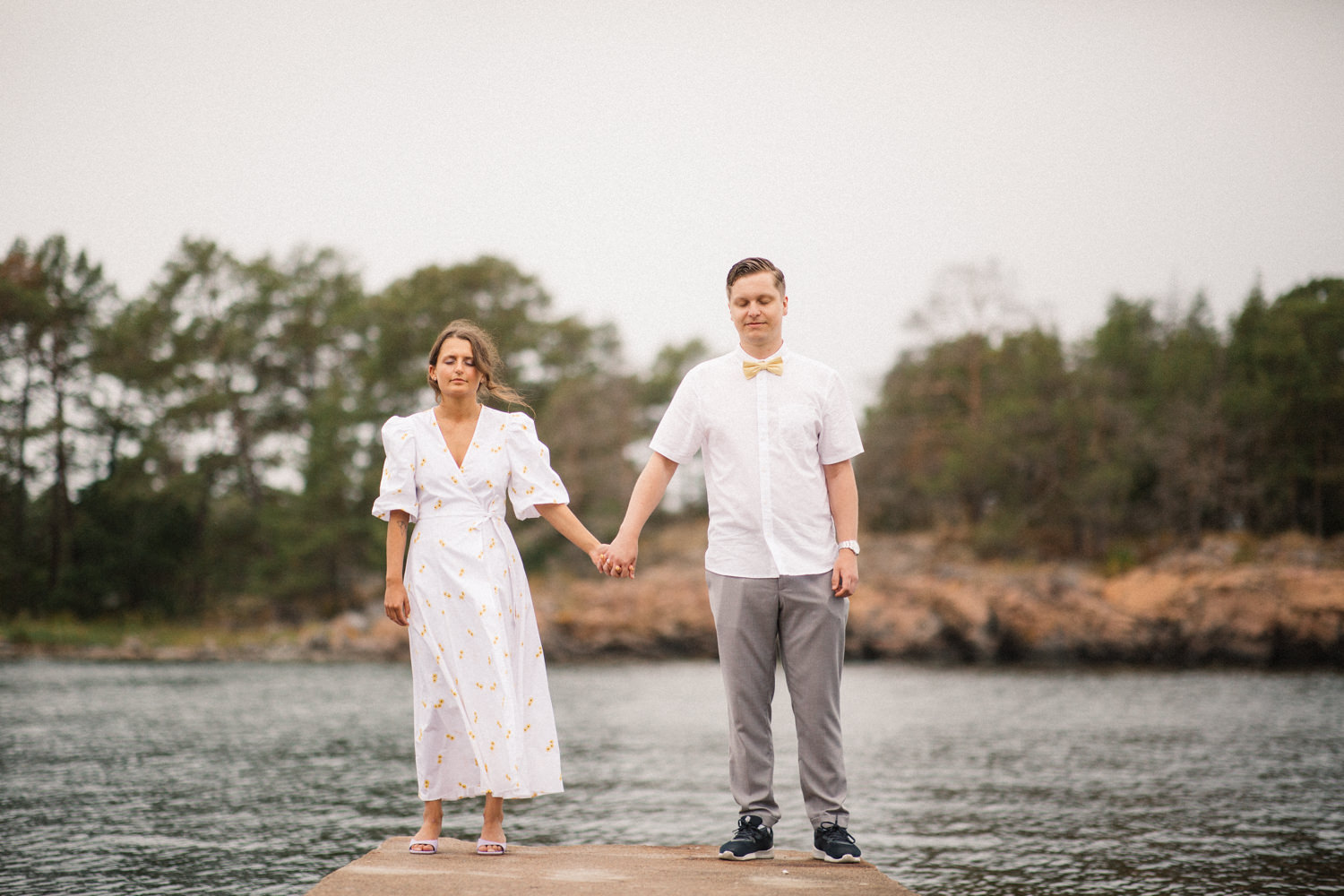 Porträtt på paret Hultenius som står på en brygga på idylliska Gunnarsö, Oskarshamn under en parfotografering inför bröllop. Fotograf är Tove Lundquist, bröllopsfotograf i Oskarshamn.