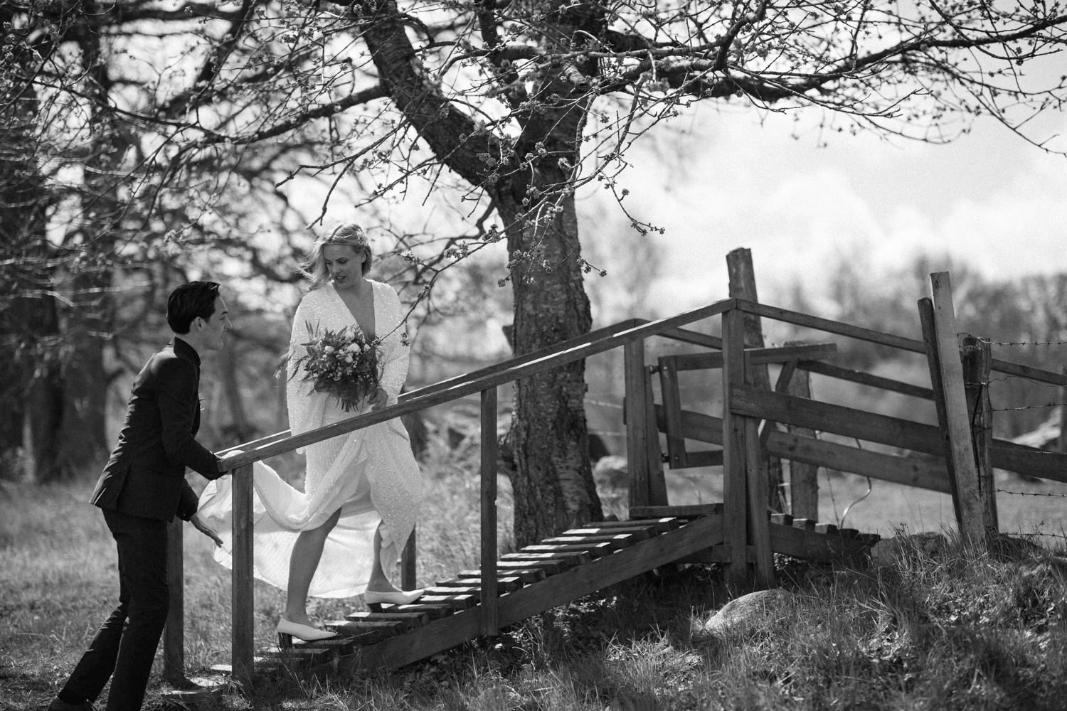 Bröllopsporträtt i Brösarps Backar, brudpar hade gift sig i Haväng intill. Foto: Tove Lundquist, bröllopsfotograf i Skåne.