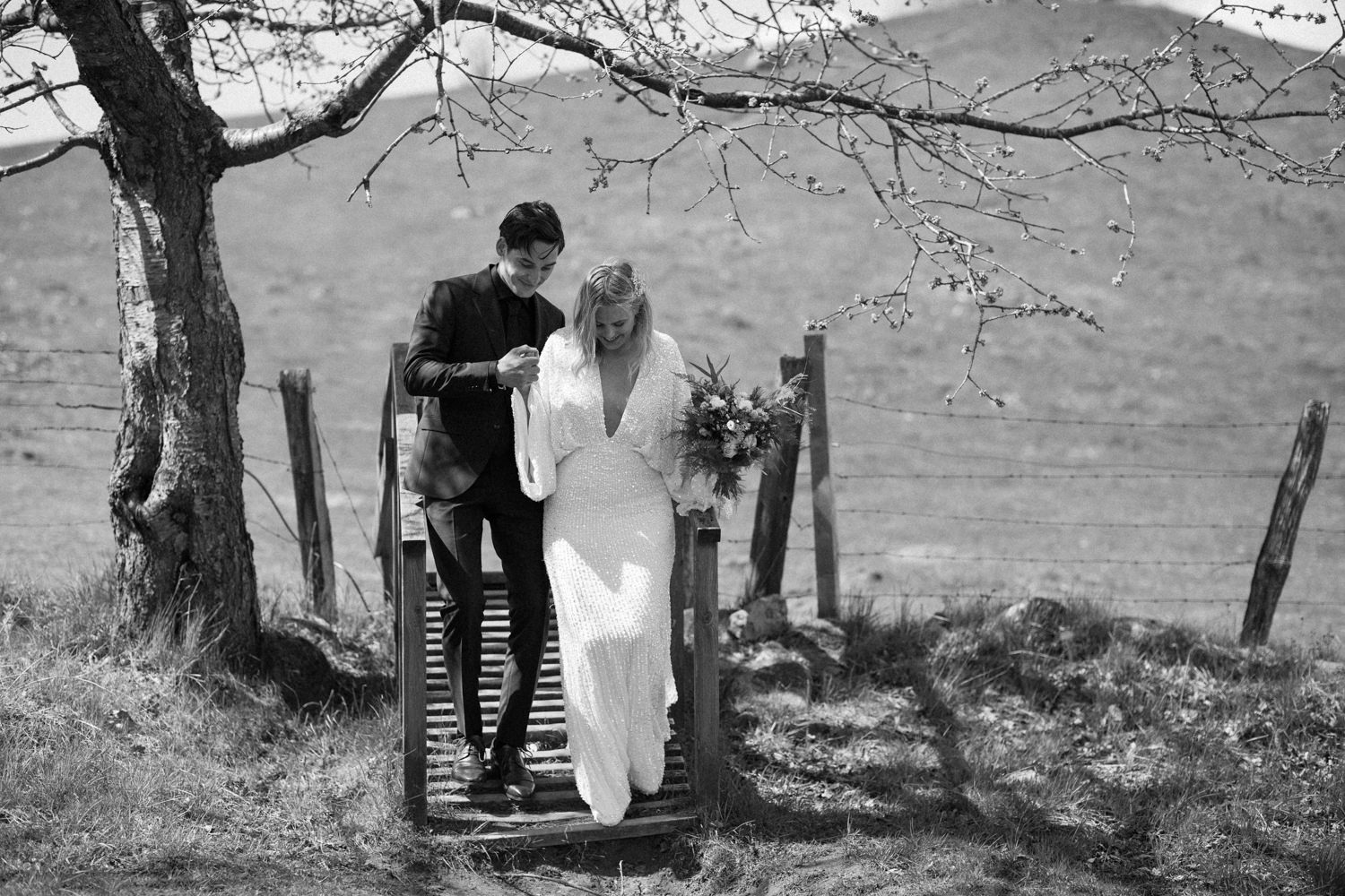 Bröllopsporträtt i Brösarps Backar, brudpar hade gift sig i Haväng intill. Foto: Tove Lundquist, bröllopsfotograf i Skåne.