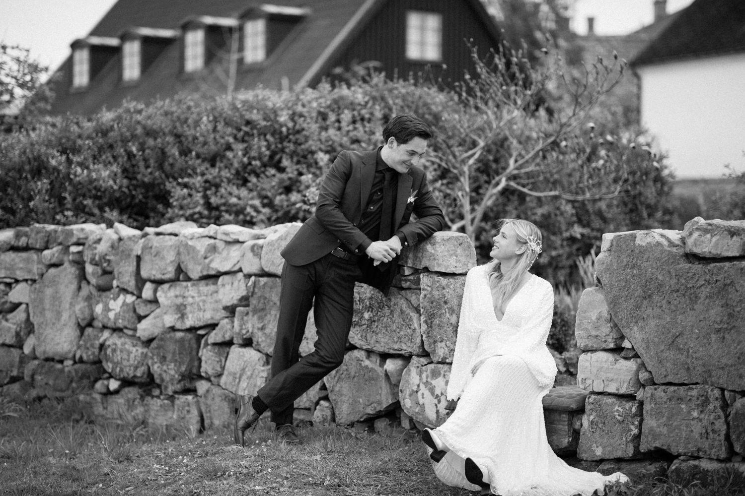 Bröllopsporträtt på brudpar under deras elopement bröllop i Baskemölla, Skåne. Bröllopsfotograf är Tove Lundquist.