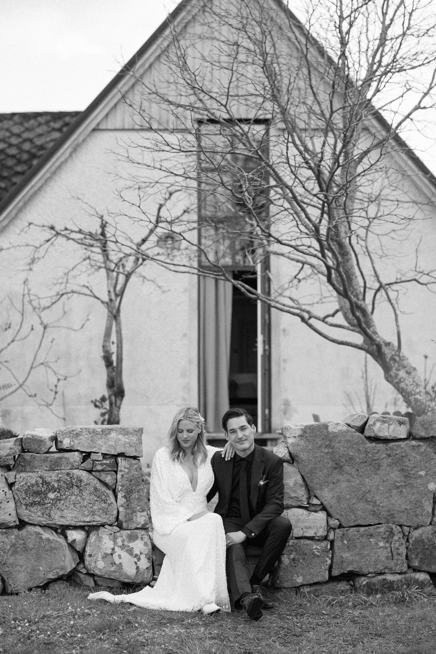 Bröllopsporträtt på brudpar under deras elopement bröllop i Baskemölla, Skåne. Bröllopsfotograf är Tove Lundquist.