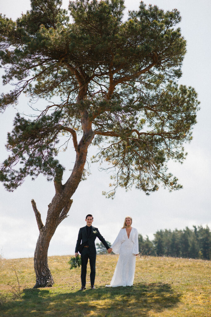 Bröllopsporträtt vid den ensamma tallen i Haväng, vigseln skedde precis intill. Elopement bröllop till Skåne. Bröllopsfotograf är Tove Lundquist.