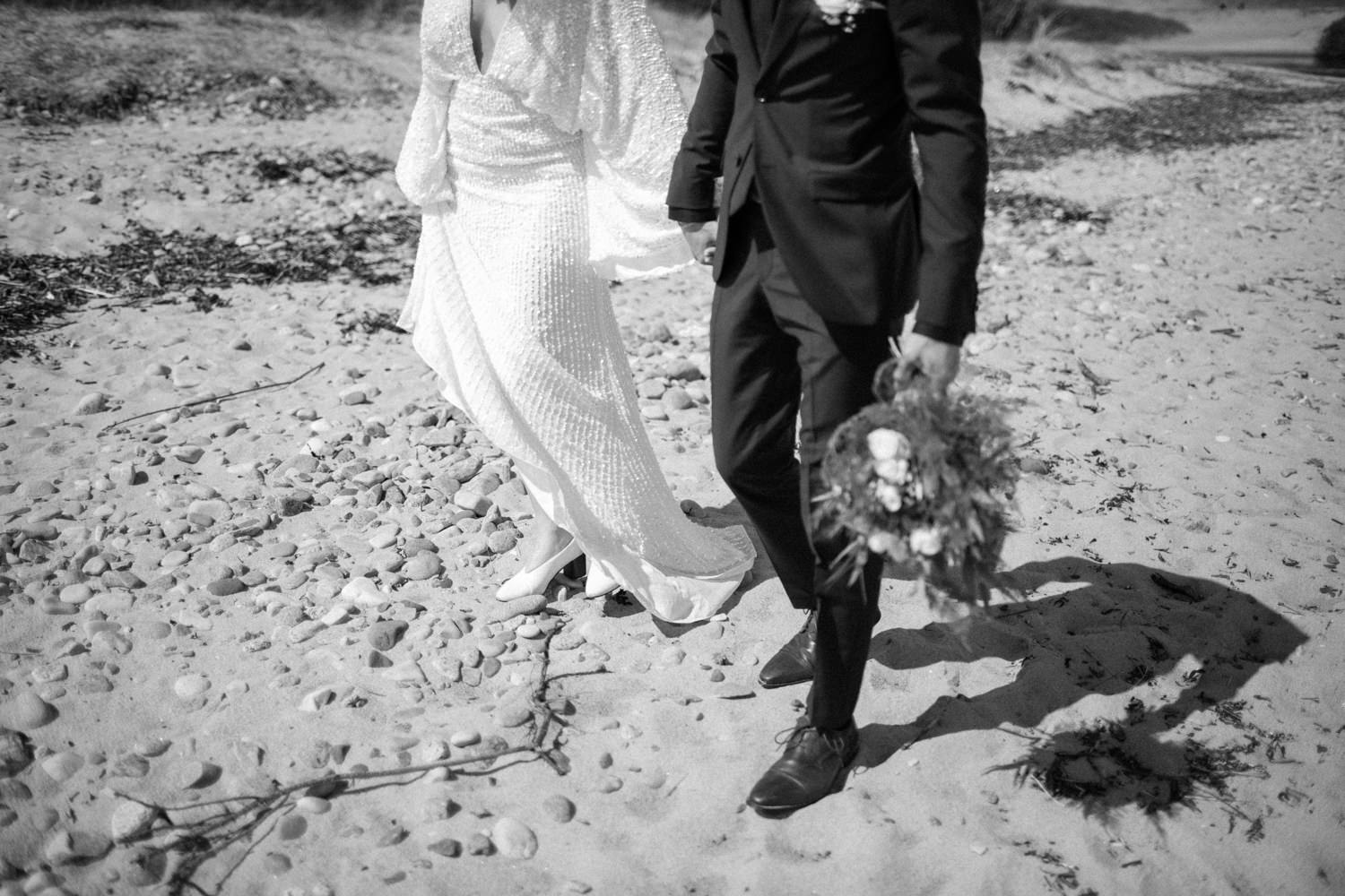 Bröllopsporträtt på stranden i Haväng under ett bröllop i Haväng. Brudparet valde en elopement till Skåne. Bröllopsfotograf är Tove Lundquist.