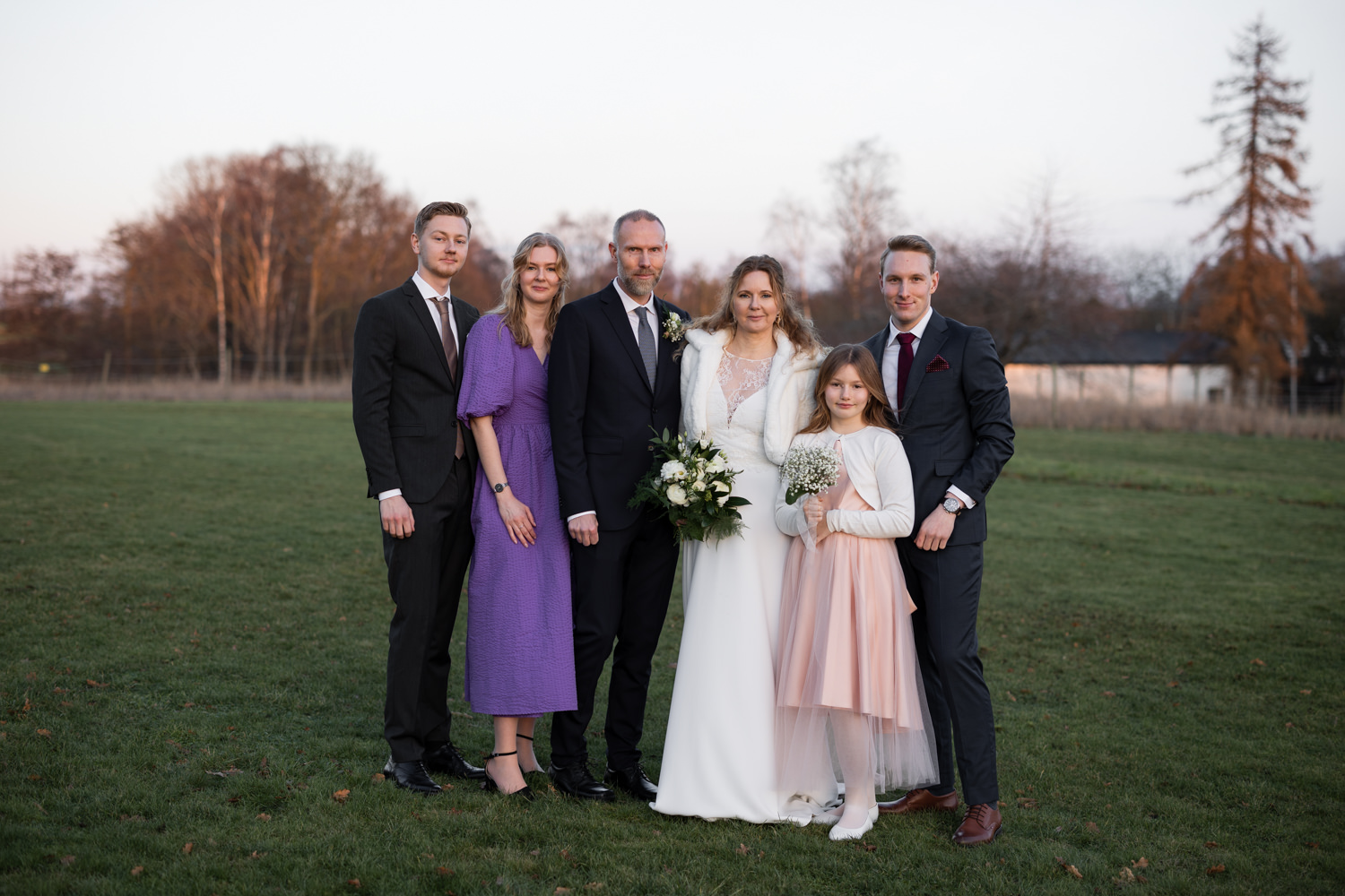 Gruppbild under ett vinterbröllop på Hotell Mossbylund i södra Skåne. Foto: Tove Lundquist, bröllopsfotograf i Malmö. 