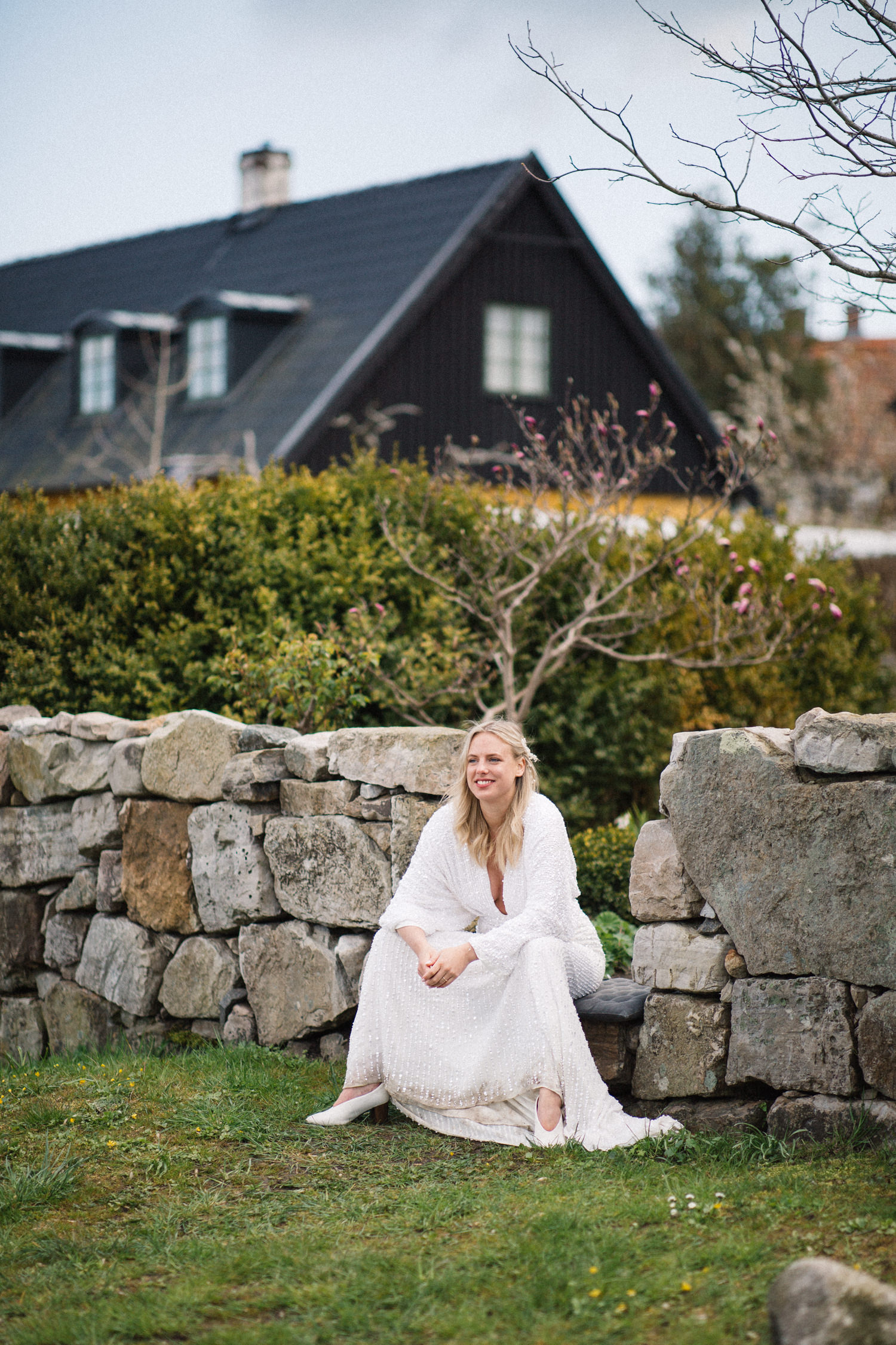 Bröllopsporträtt på brud under ett elopement bröllop i Baskemölla, Skåne. Bröllopsfotograf är Tove Lundquist. Brudklänningen heter Ciara och kommer från Asos.