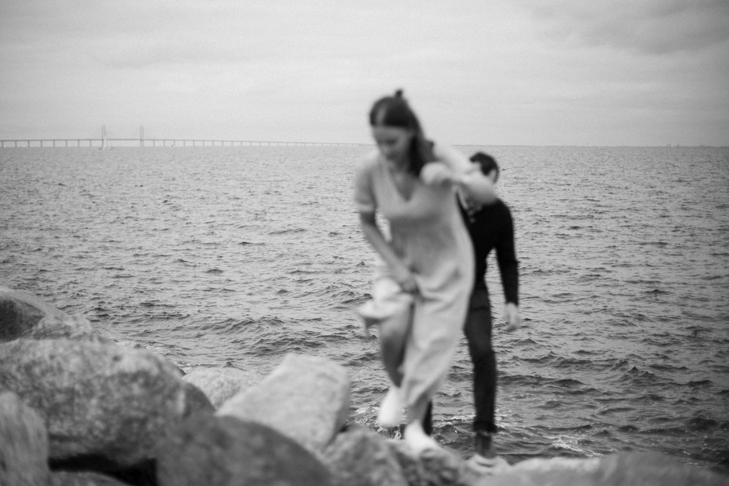 Parfotografering vid havet i Scaniaparken, Västra hamnen tillsammans med ett brudpar inför bröllop i Skåne. Fotograf är Tove Lundquist, bröllopsfotograf i Malmö.