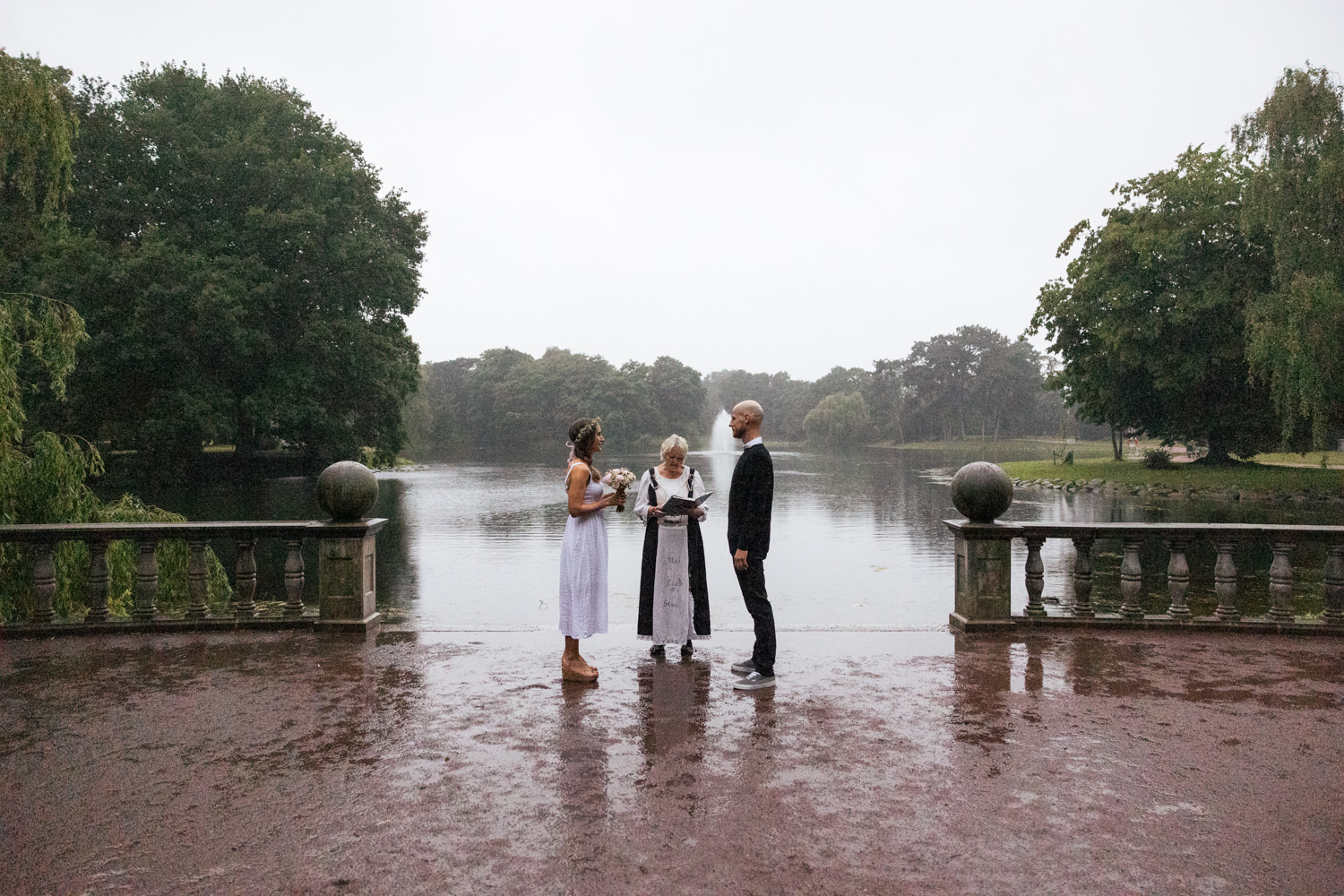 Regnigt utomhusbröllop i Malmö. Foto: Tove Lundquist. 