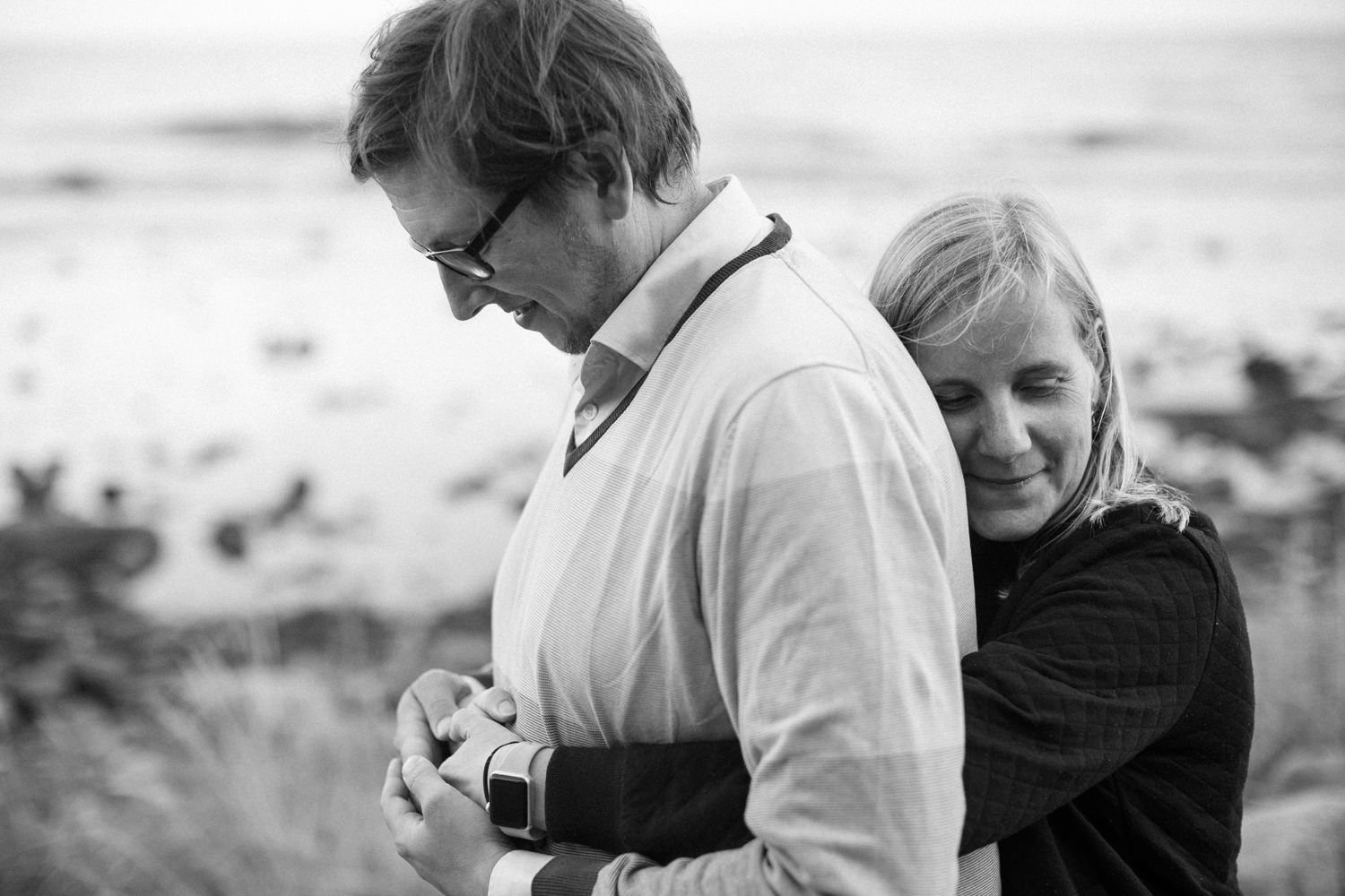 En parfotografering inför brudparets bröllop i Skåne, plats är Ale Stenar i Kåseberga. Foto: Tove Lundquist, bröllopsfotograf i Malmö.