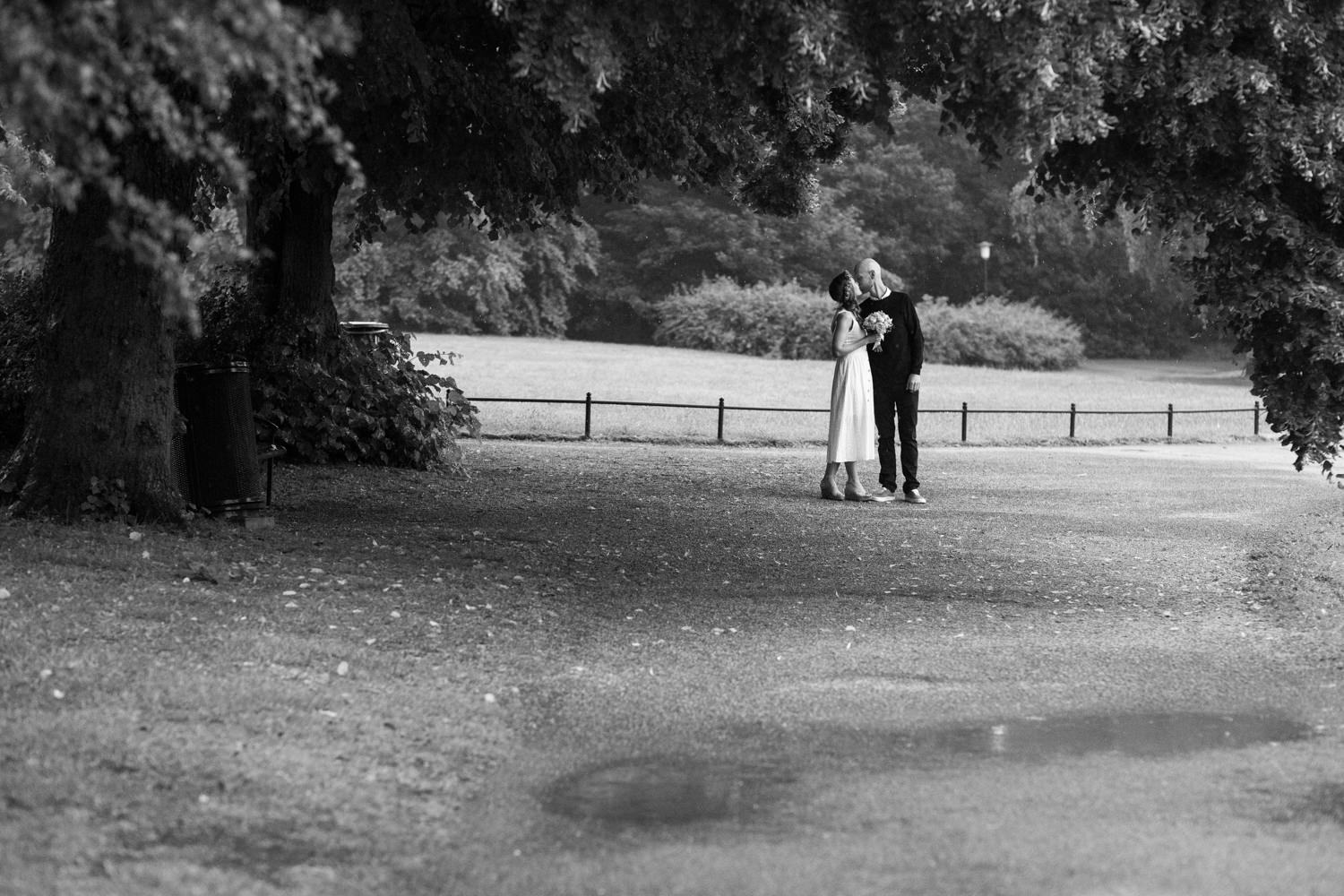 Borgerligt bröllop utomhus en regnig morgon i Malmö. Porträtten togs i Slottsparken samt Slottsträdgården. Foto: Tove Lundquist som är bröllopsfotograf i Malmö, Skåne.