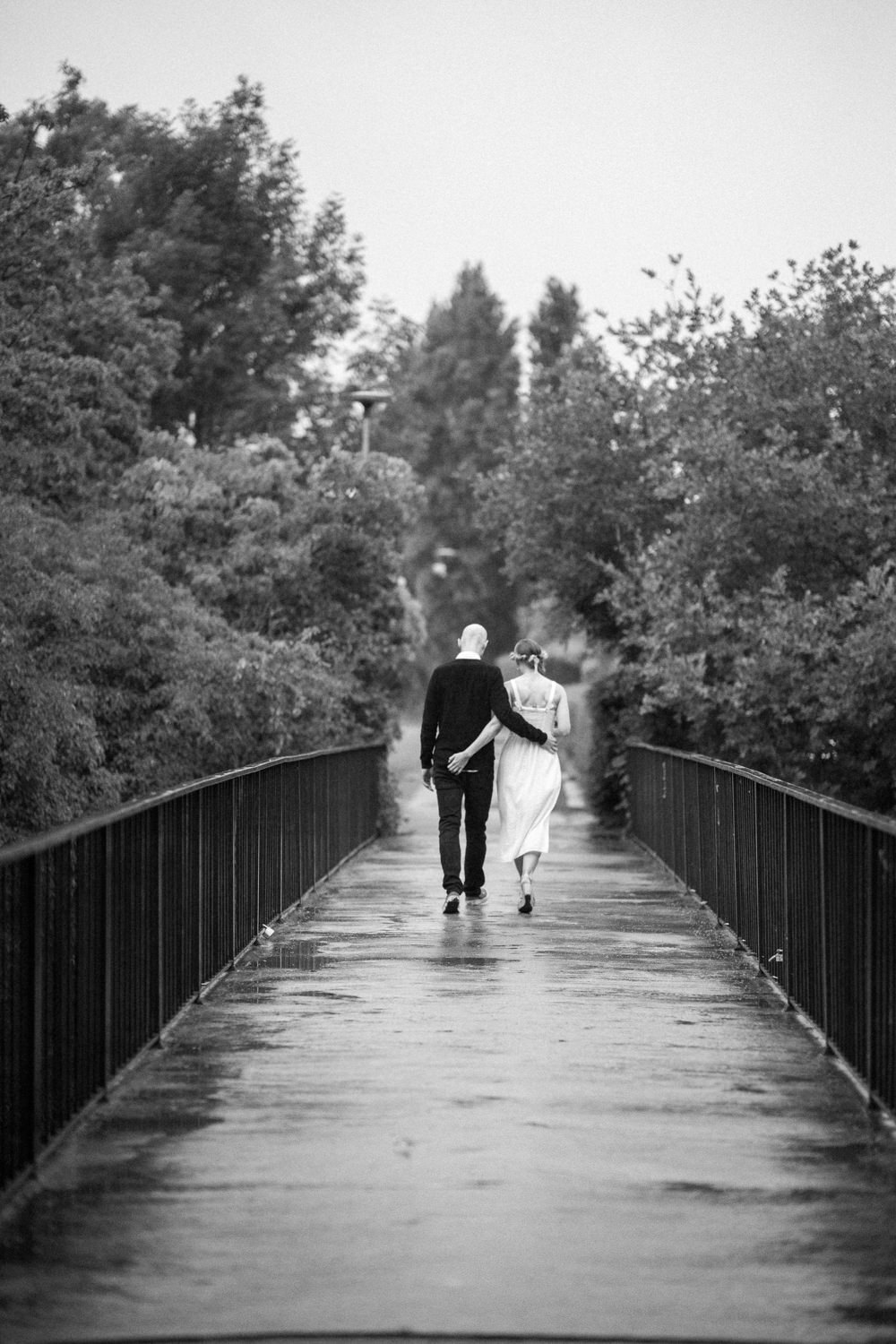 Borgerligt bröllop utomhus en regnig morgon i Malmö. Porträtten togs i Slottsparken samt Slottsträdgården. Foto: Tove Lundquist som är bröllopsfotograf i Malmö, Skåne.