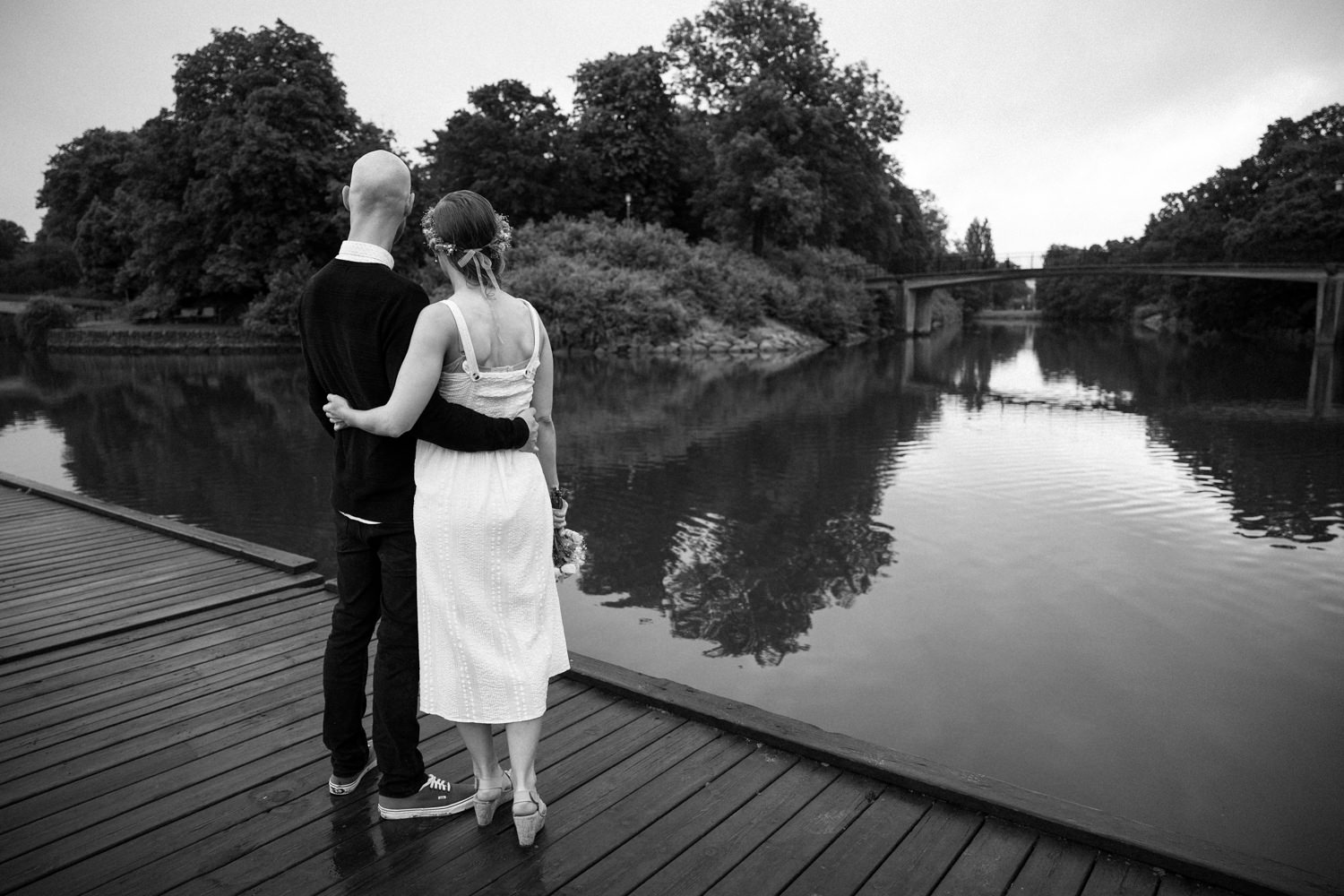 Bröllopsporträtt vid kanalen tillsammans med brudpar i Slottsträdgården under ett utomhusbröllop i Slottsparken. Foto: Tove Lundquist som är bröllopsfotograf i Malmö, Skåne.