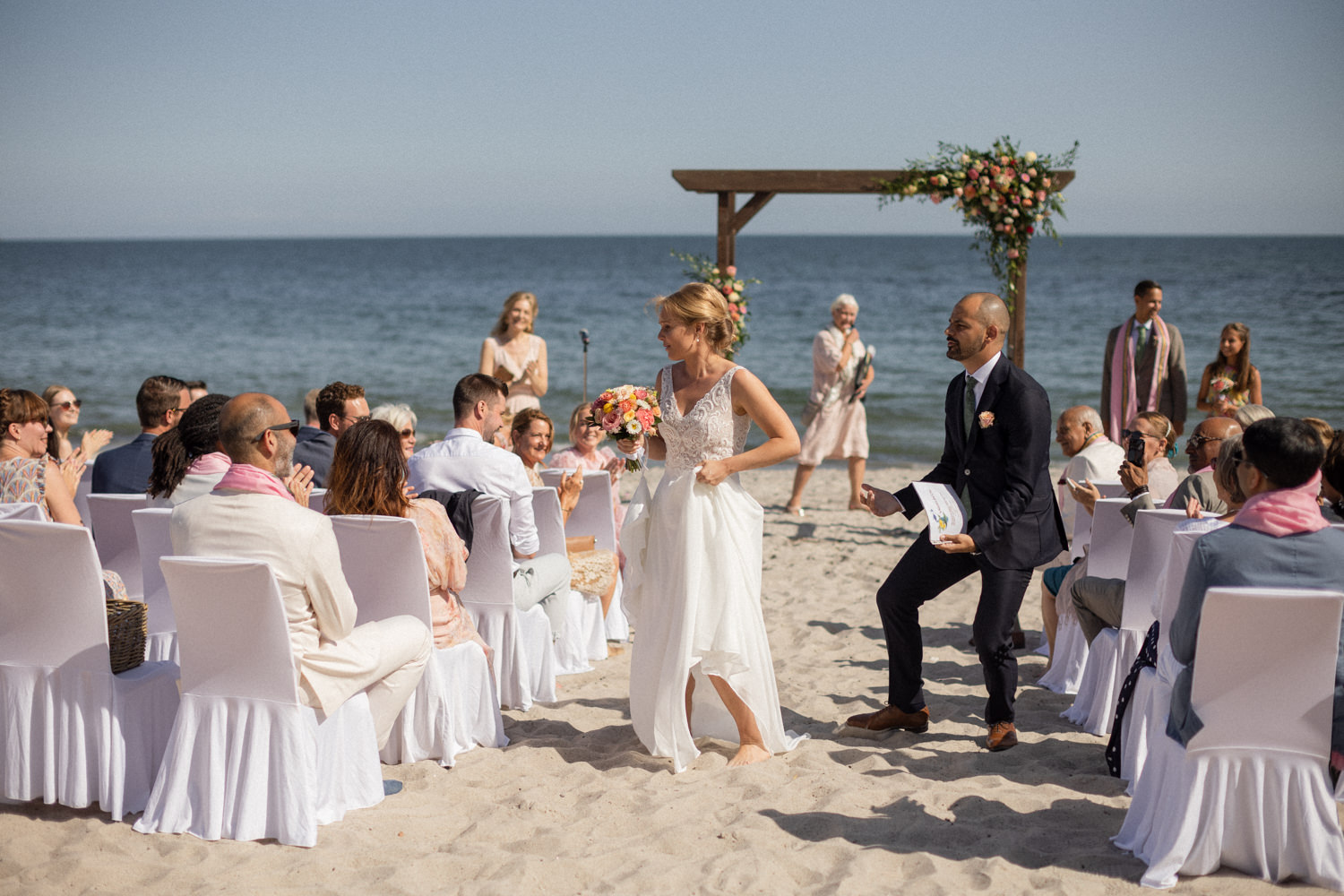 Svenskt-indiskt strandbröllop på YSB, Skåne. Foto: Tove Lundquist, bröllopsfotograf i Skåne.