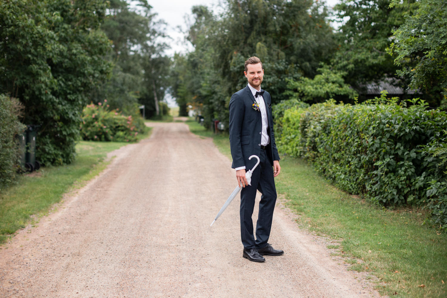 First Look under ett bröllop i Glimminge Plantering som ligger på Bjärehalvön i Skåne. Brudgummens kläder är inköpta på J.Lindberg. Foto: Tove Lundquist, bröllopsfotograf i Skåne. 