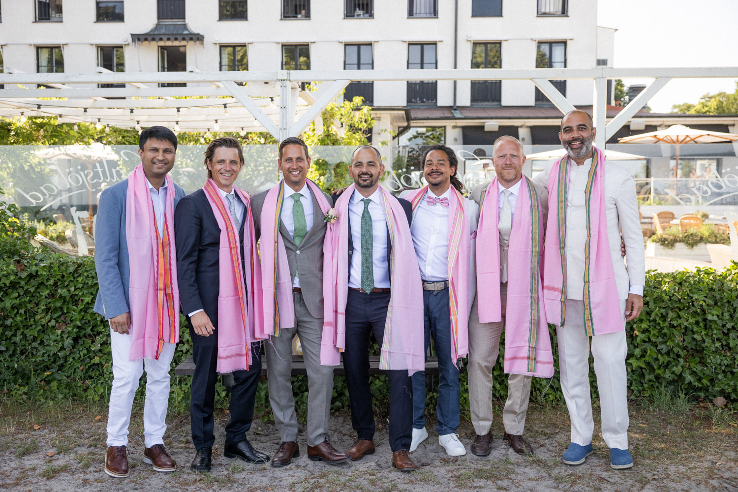 Gruppbilder under ett bröllop på Ystad Saltsjöbad i södra Skåne. Foto: Tove Lundquist.