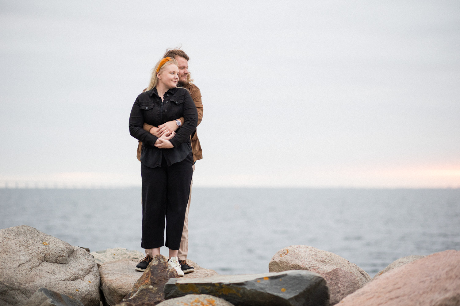 Parfotografering inför bröllop, plats är Västra hamnen i Malmö. Foto: Tove Lundquist som arbetar som bröllopsfotograf i Skåne.