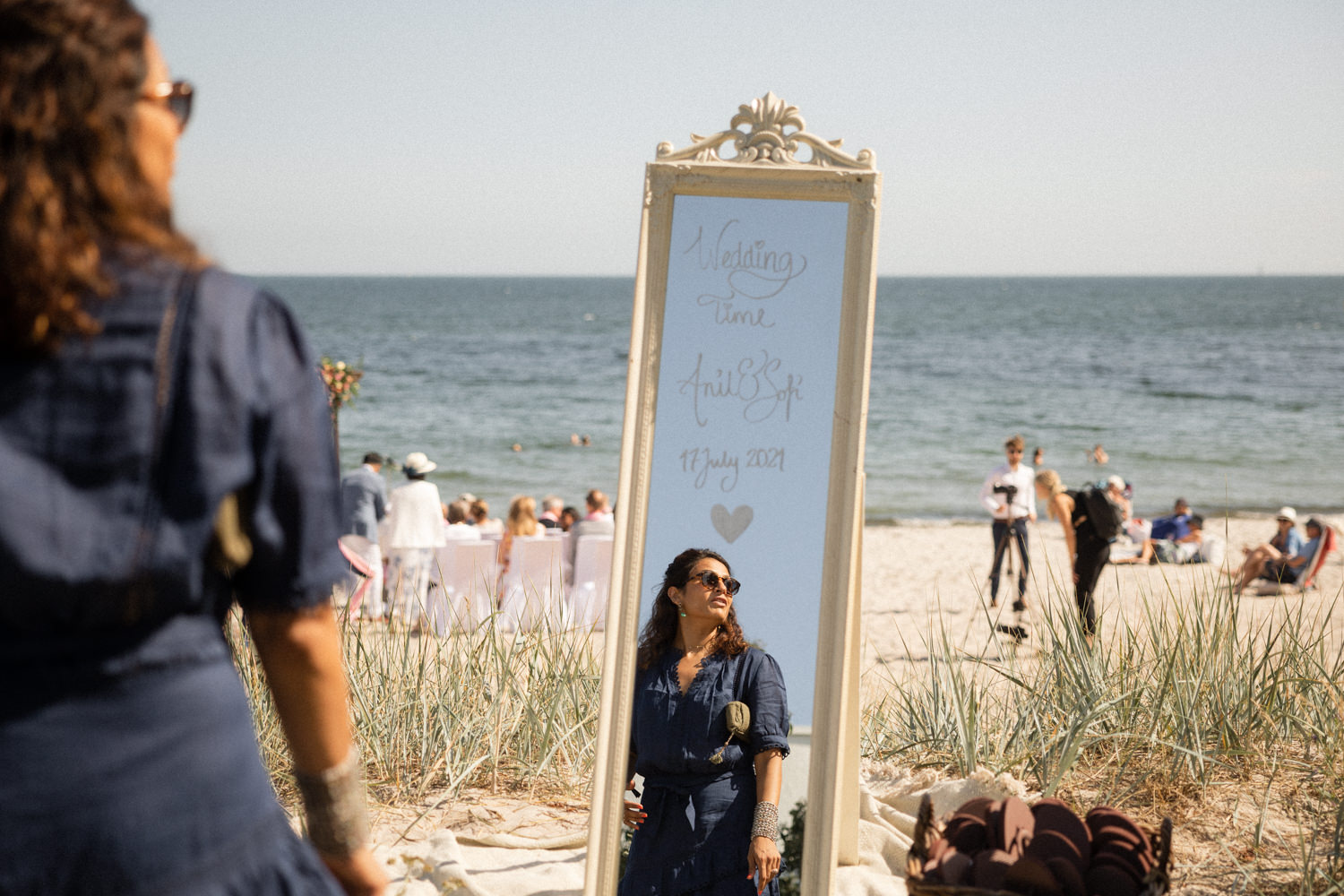 Mingel under ett svenskt-indiskt strandbröllop på YSB, Skåne. Foto: Tove Lundquist, bröllopsfotograf i Skåne.