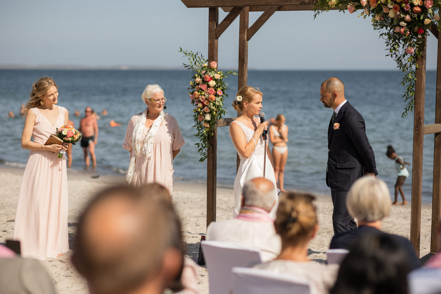 Svenskt-indiskt strandbröllop på YSB, Skåne. Foto: Tove Lundquist, bröllopsfotograf i Skåne.