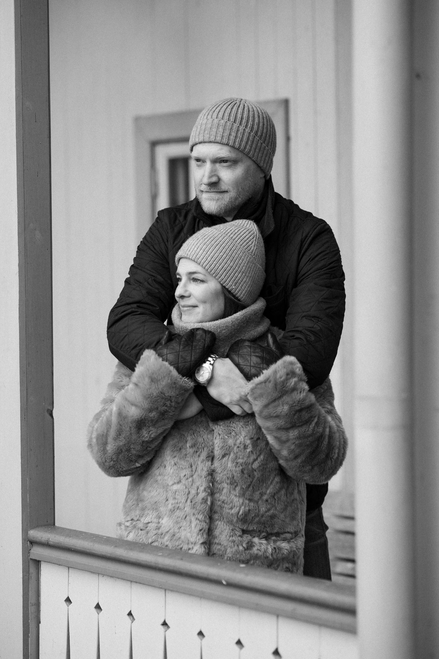 Brudpar under deras parfotografering inför bröllopet. Plats är deras bröllopslokal Ribersborgs Kallbadhus. Foto: Tove Lundquist, bröllopsfotograf i Malmö.