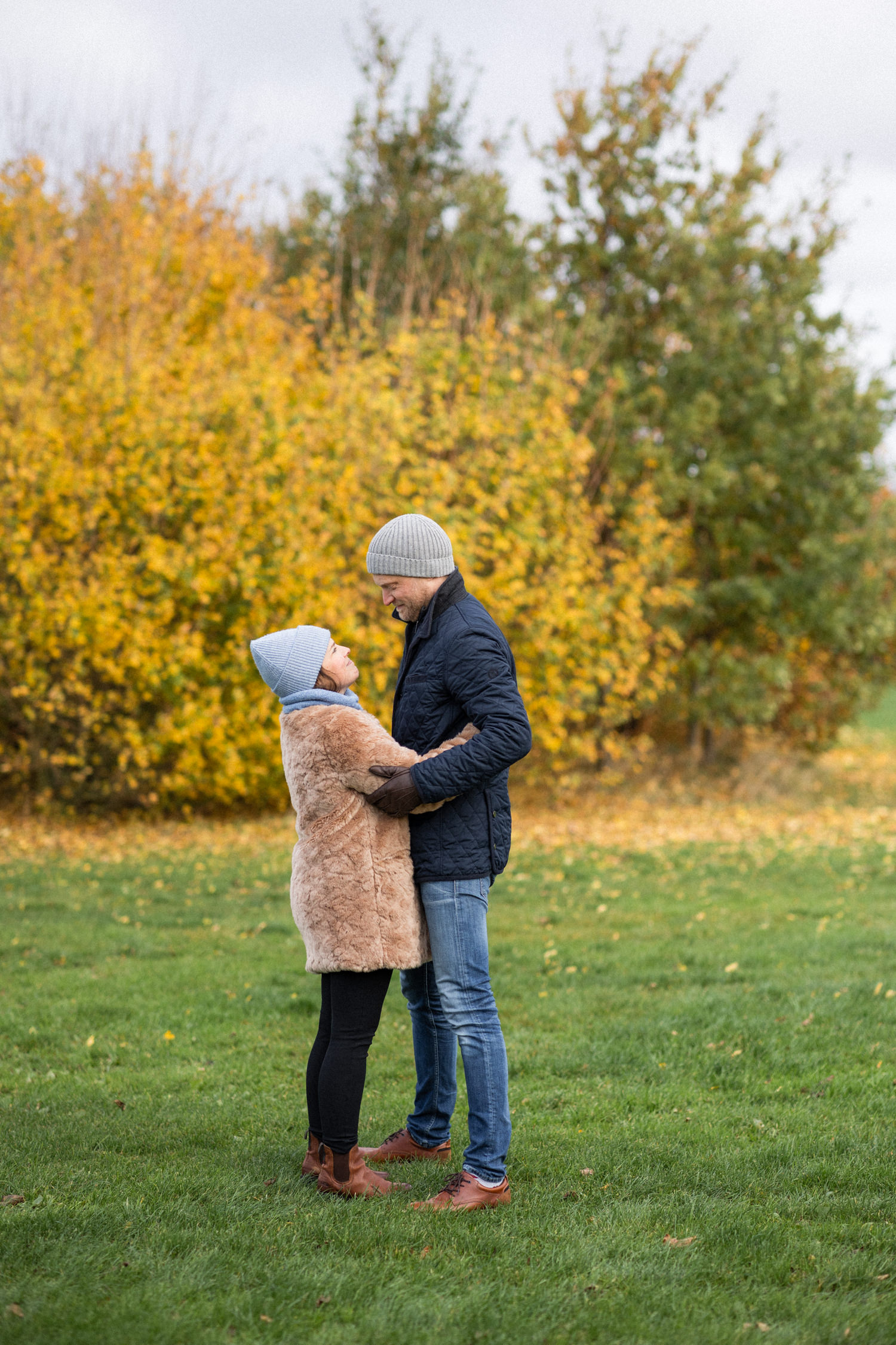 Kärleksfull bild på ett brudpar under deras parfotografering inför bröllopet. Plats är Öresundsparken somligger intill deras bröllopslokal Ribersborgs Kallbadhus. Foto: Tove Lundquist, bröllopsfotograf i Malmö.