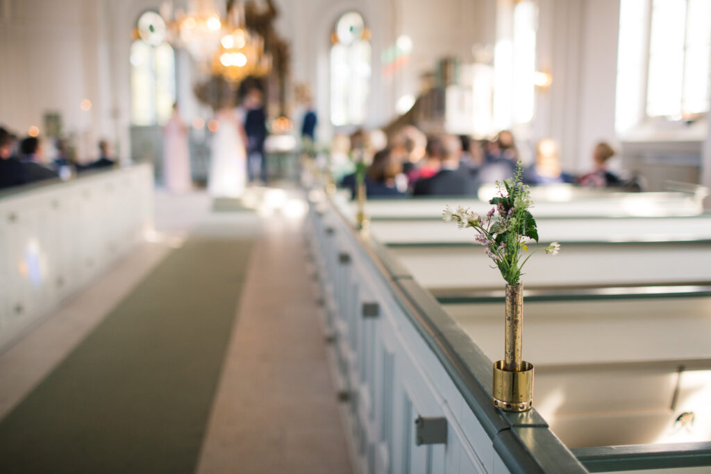 Kyrkvigsel i Södra Åkarps kyrka som hade ett helt ett fantastiskt ljusinsläpp - en dröm för en bröllopsfotograf! Foto: Tove Lundquist som arbetar som bröllopsfotograf i Skåne. 