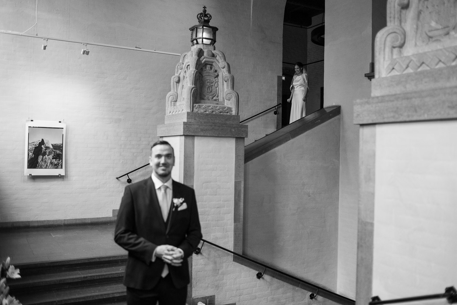 Ett brudpars First Look under ett bröllop på High Court i Malmö. Foto: Tove Lundquist som är bröllopsfotograf i Skåne. Brudklänning från Skräddarhuset i Malmö, brudgummens kläder kommer från Hugo Boss. 
